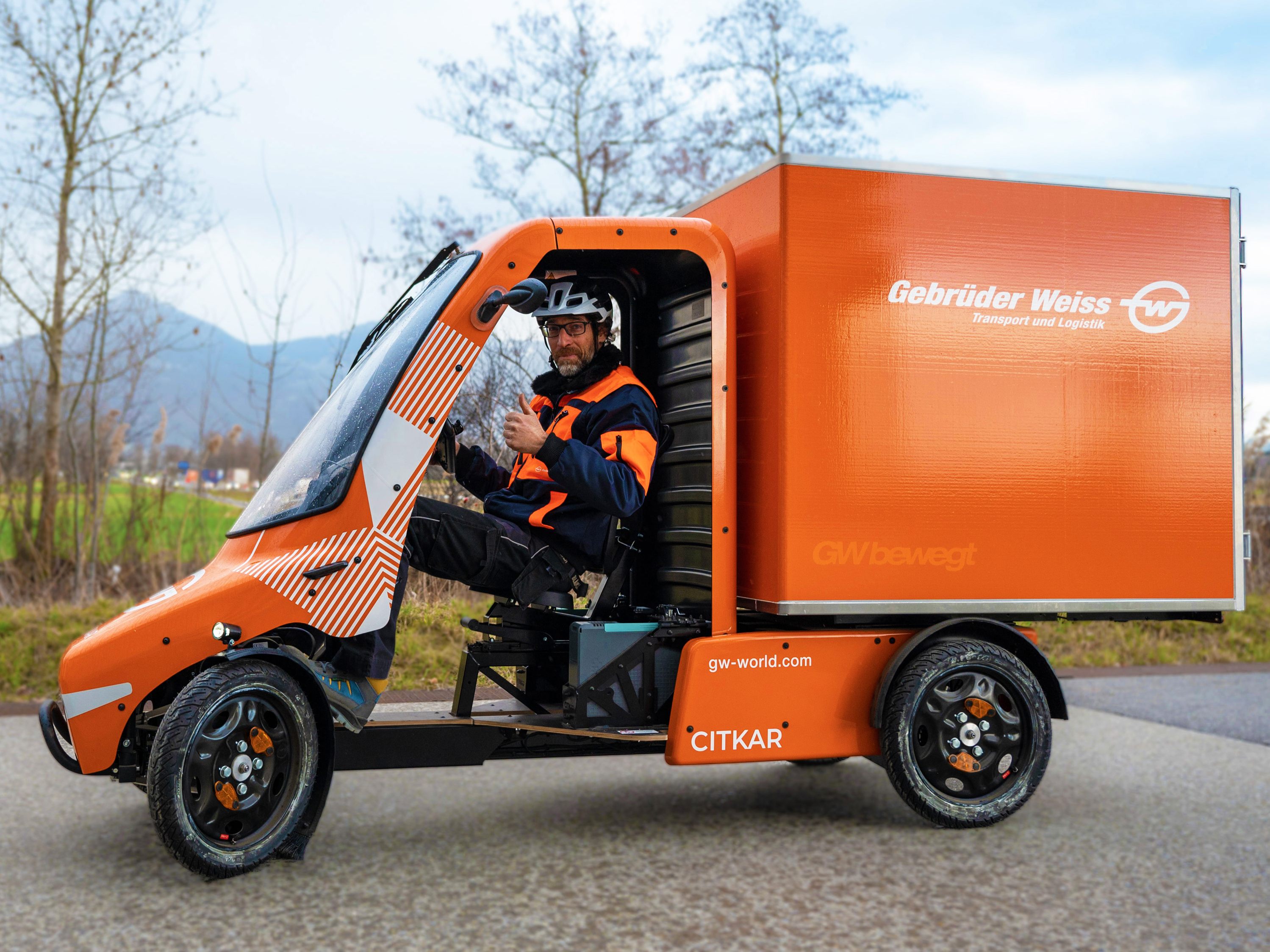 Gebrüder Weiss-Mitarbeiter testet das neue E-Lastenfahrrad. Gebrüder Weiss-Mitarbeiter testet das neue E-Lastenfahrrad.