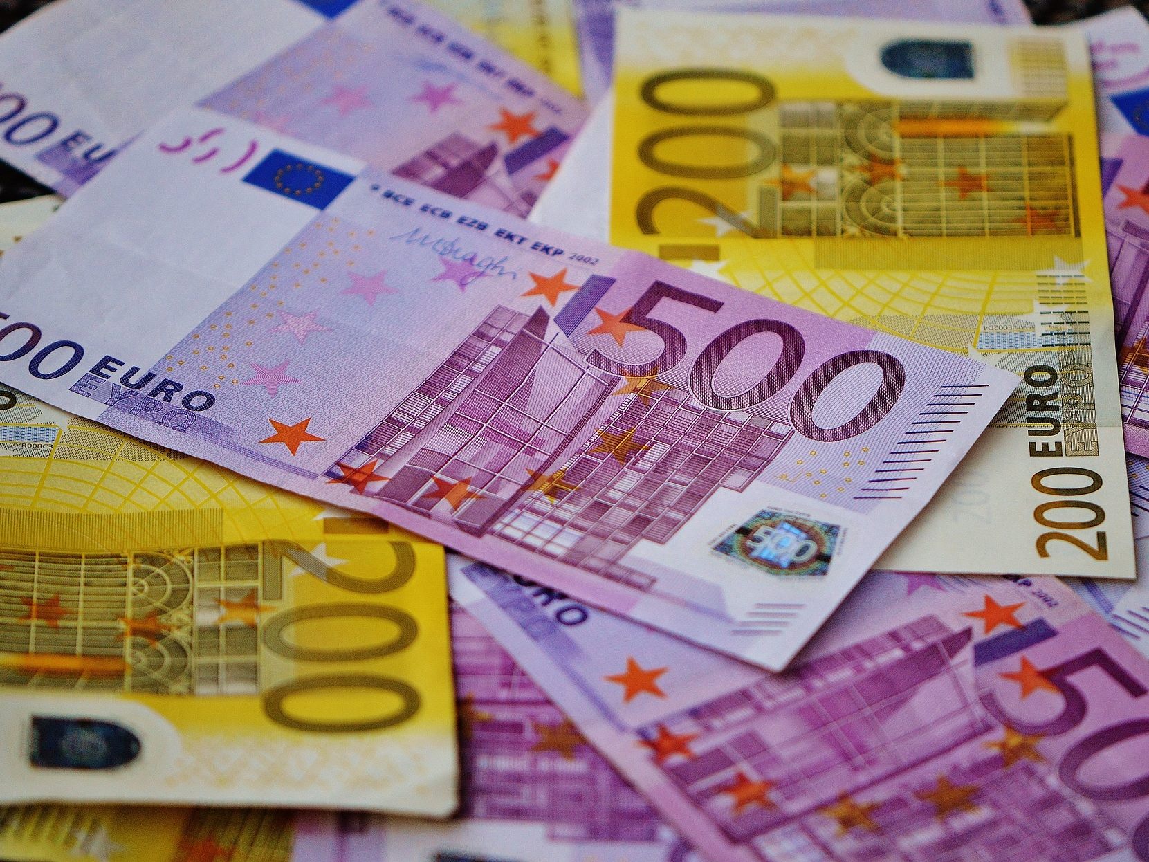 Die Inflation und negative Realzinsen belasten die Firmen-Barmittelbestände. Die Inflation und negative Realzinsen belasten die Firmen-Barmittelbestände.