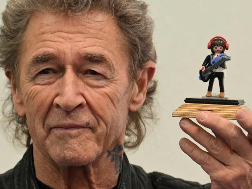 Peter Maffay hat seine eigene Playmobil-Figur bekommen.