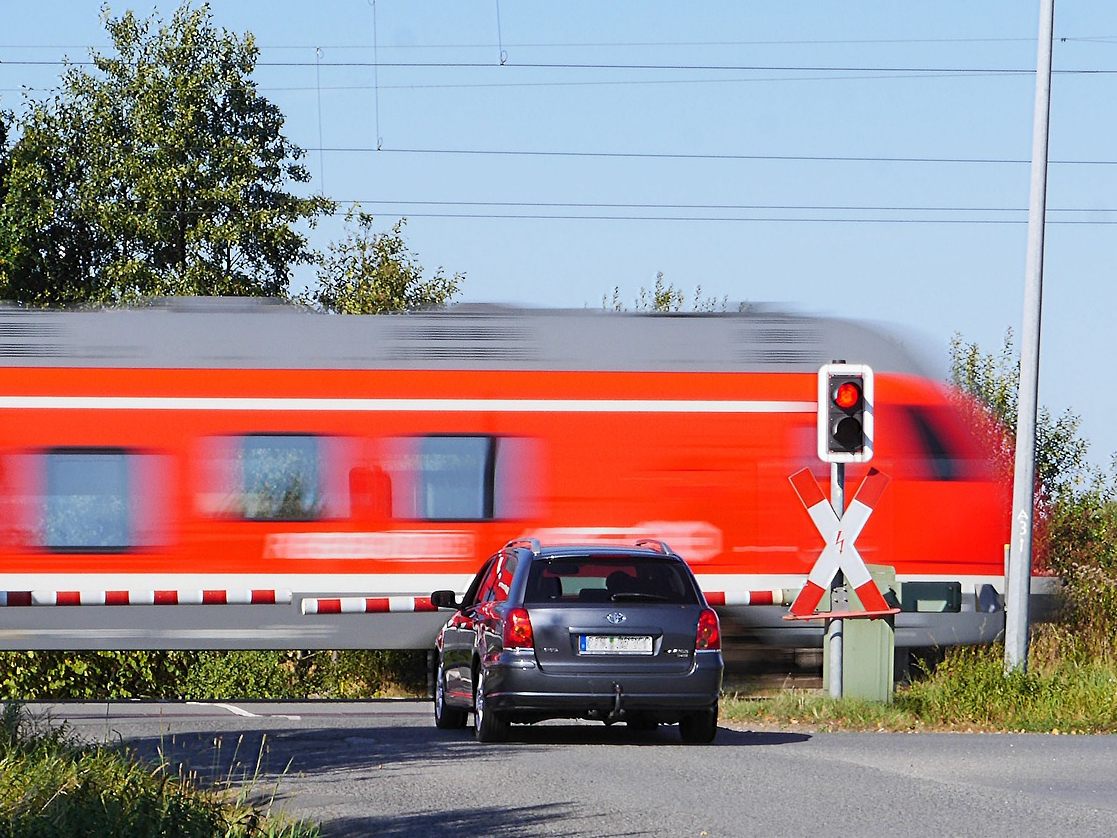 Der Wagen eines 55-Jährigen wurde Donnerstagfrüh von einem Zug erfasst. Der Wagen eines 55-Jährigen wurde Donnerstagfrüh von einem Zug erfasst.