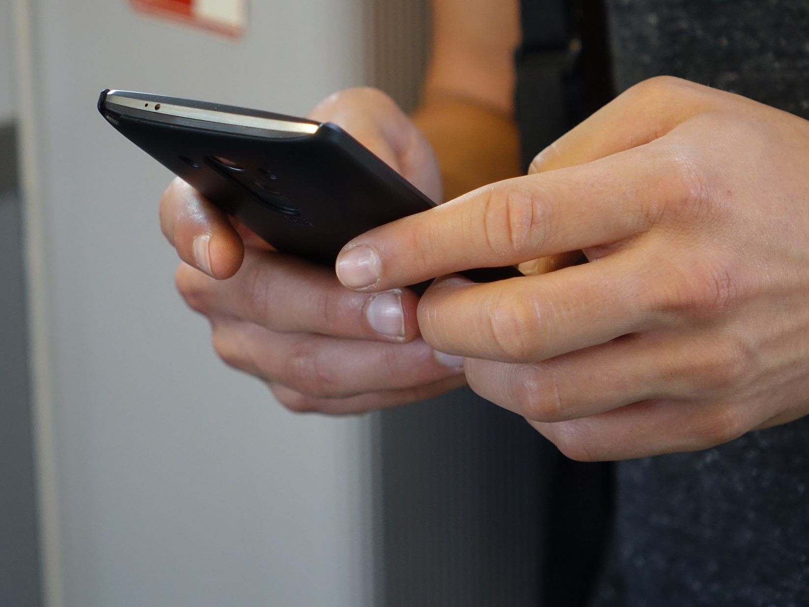 Betrüger geben sich am Telefon als Gerichtsmitarbeiter aus.