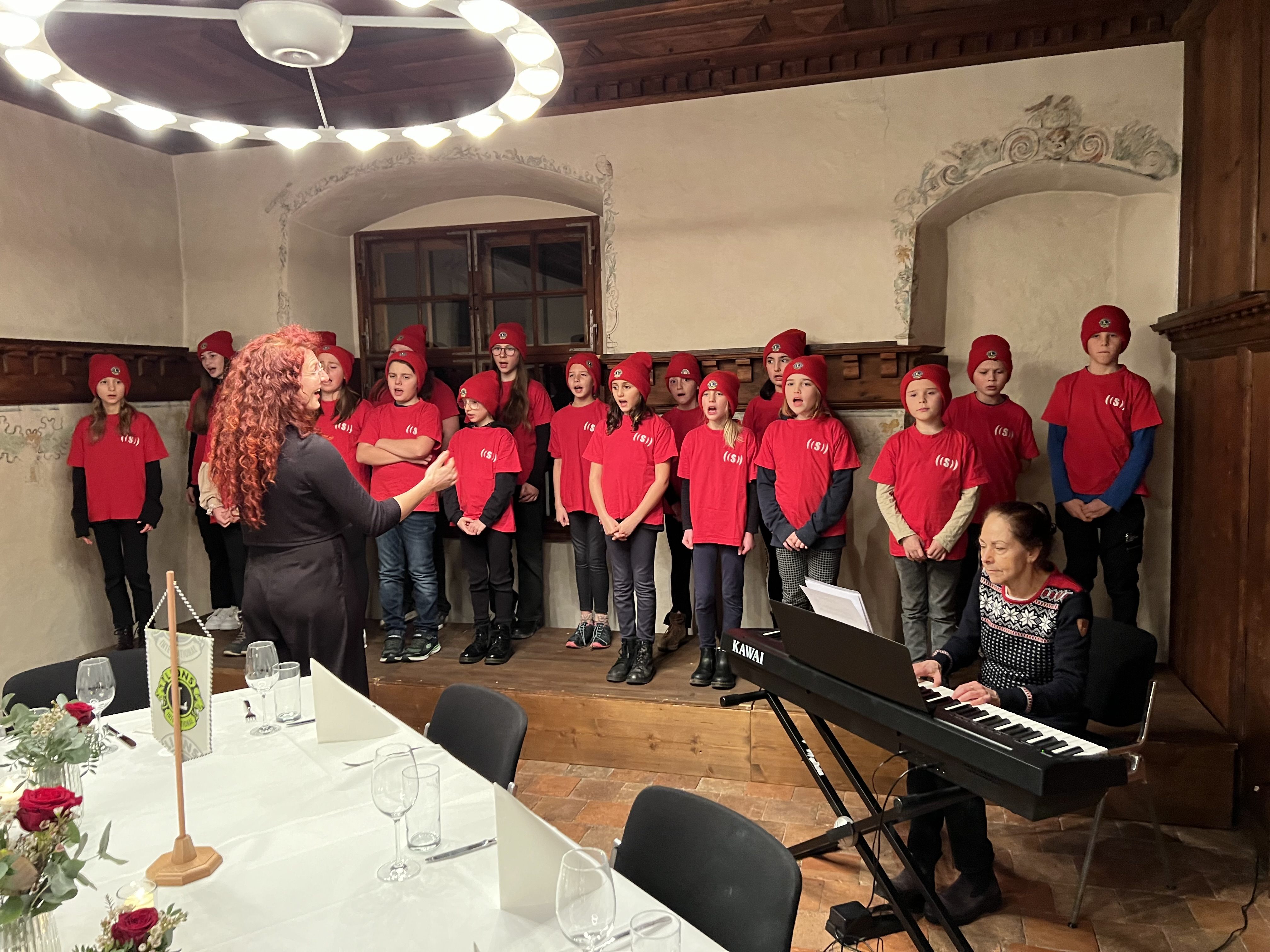 Die Superar-Kinder gaben ein Minikonzert. Die Superar-Kinder gaben ein Minikonzert.
