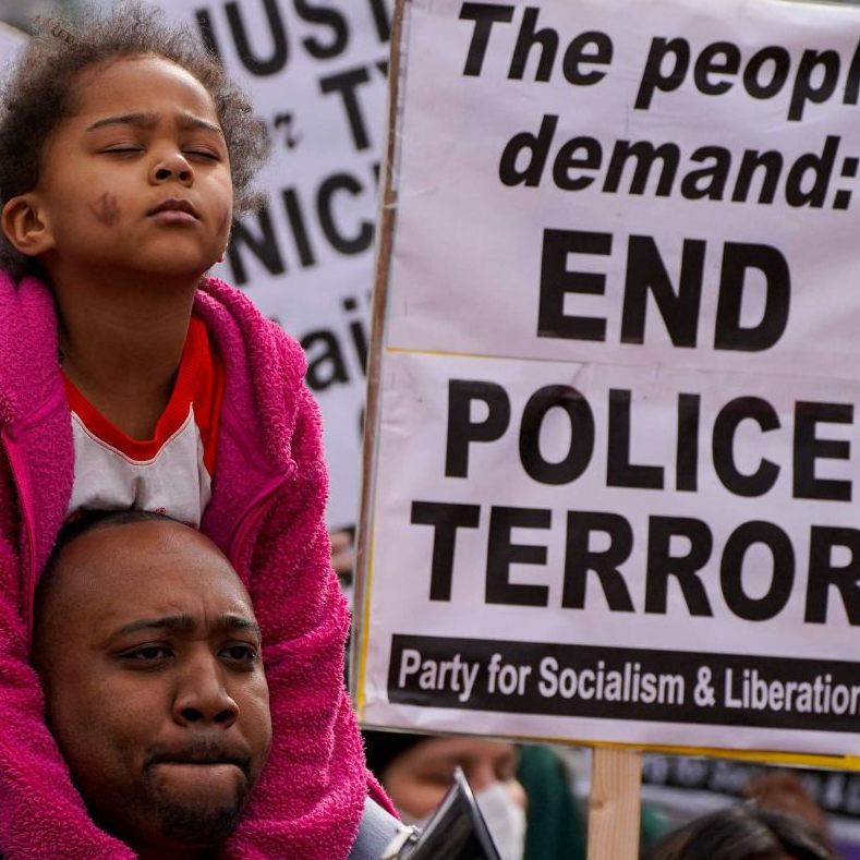 Der Tod eines Schwarzen nach einem brutalen Polizeieinsatz sorgt in den USA weiter für Proteste.