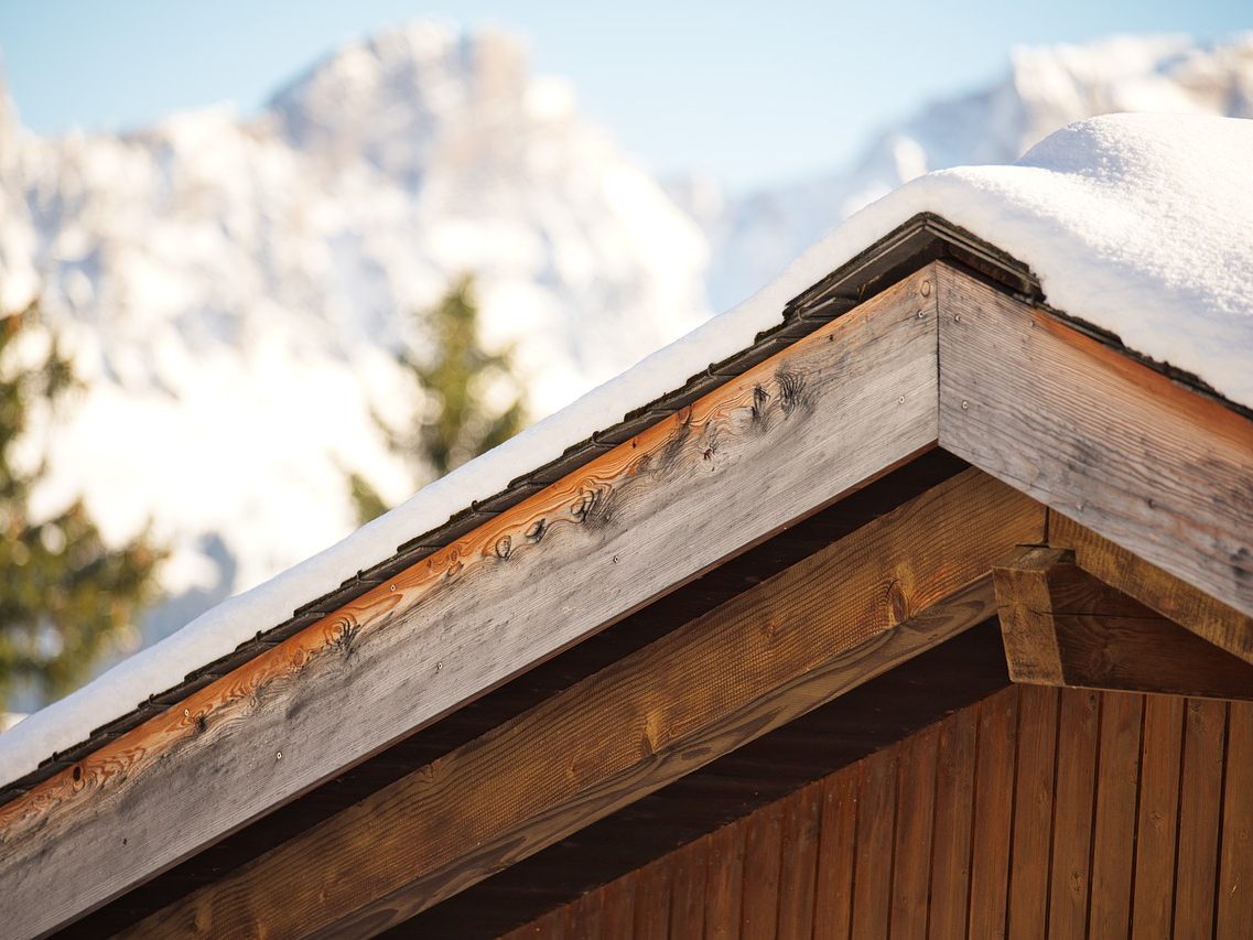 Angestellter bedrohte Gäste in Tiroler Hütte mit Revolver und Messer.