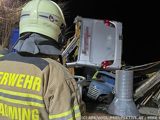 Der Bus stürzte in der "Schlösselkehre" über eine Böschung