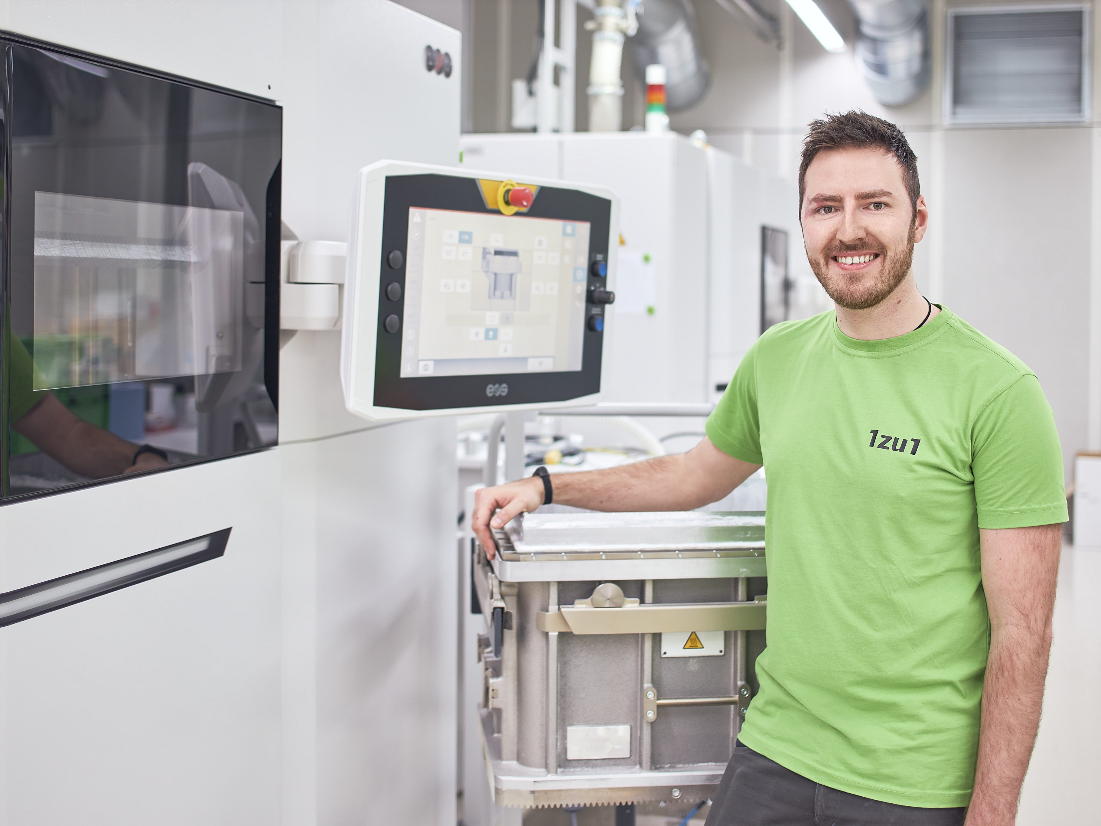 Philipp Schelling, Fertigungsleiter im 3D-Druckverfahren SLS, freut sich über mehr Effizienz und Flexibilität in der Produktion. Philipp Schelling, Fertigungsleiter im 3D-Druckverfahren SLS, freut sich über mehr Effizienz und Flexibilität in der Produktion.