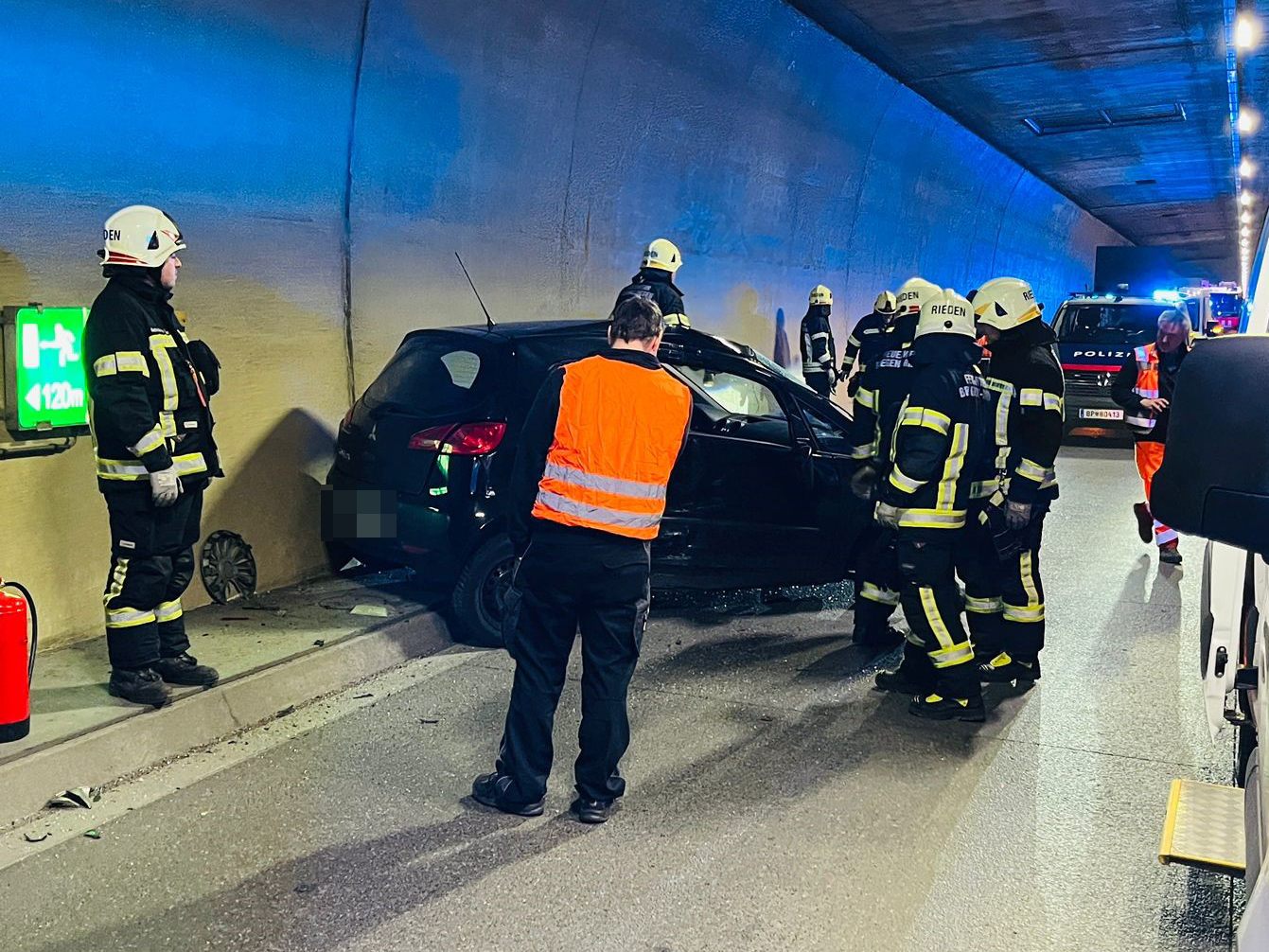 Unfall im Pfändertunnel - Der Tunnel musste komplett gesperrt werden. Unfall im Pfändertunnel - Der Tunnel musste komplett gesperrt werden.