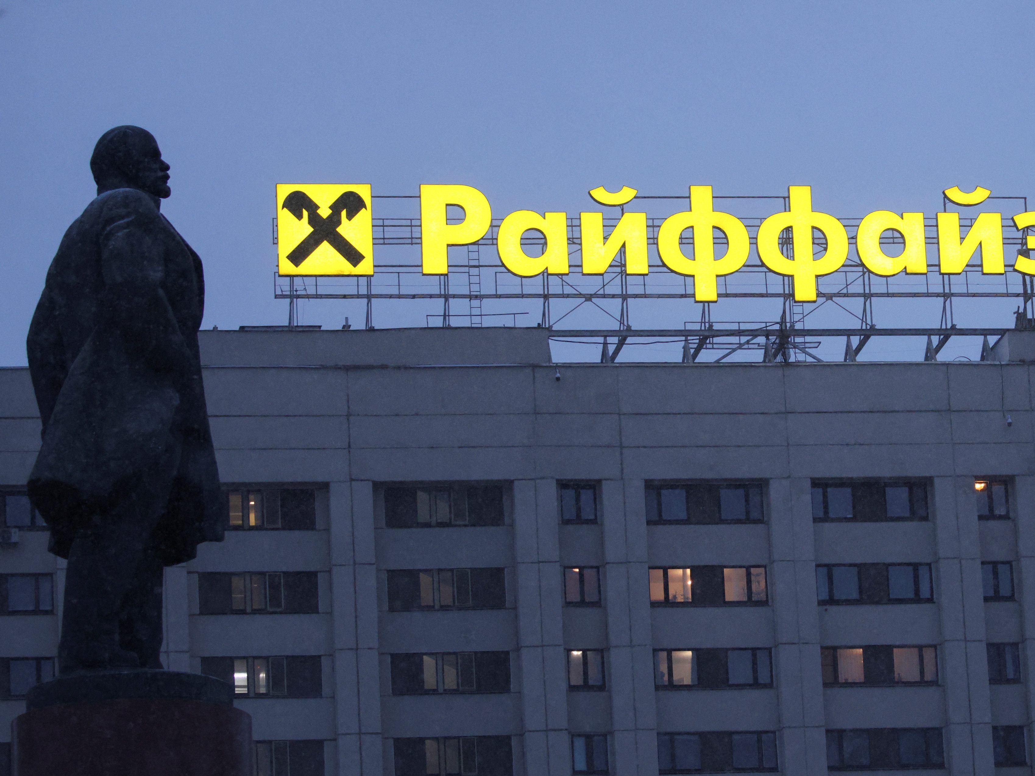 Nach Kreditstundungen für im Ukraine-Krieg kämpfende russische Soldaten wächst der Druck auf Banken wie Raiffeisen und Unicredit, sich aus dem Russland-Geschäft zurück zu ziehen.