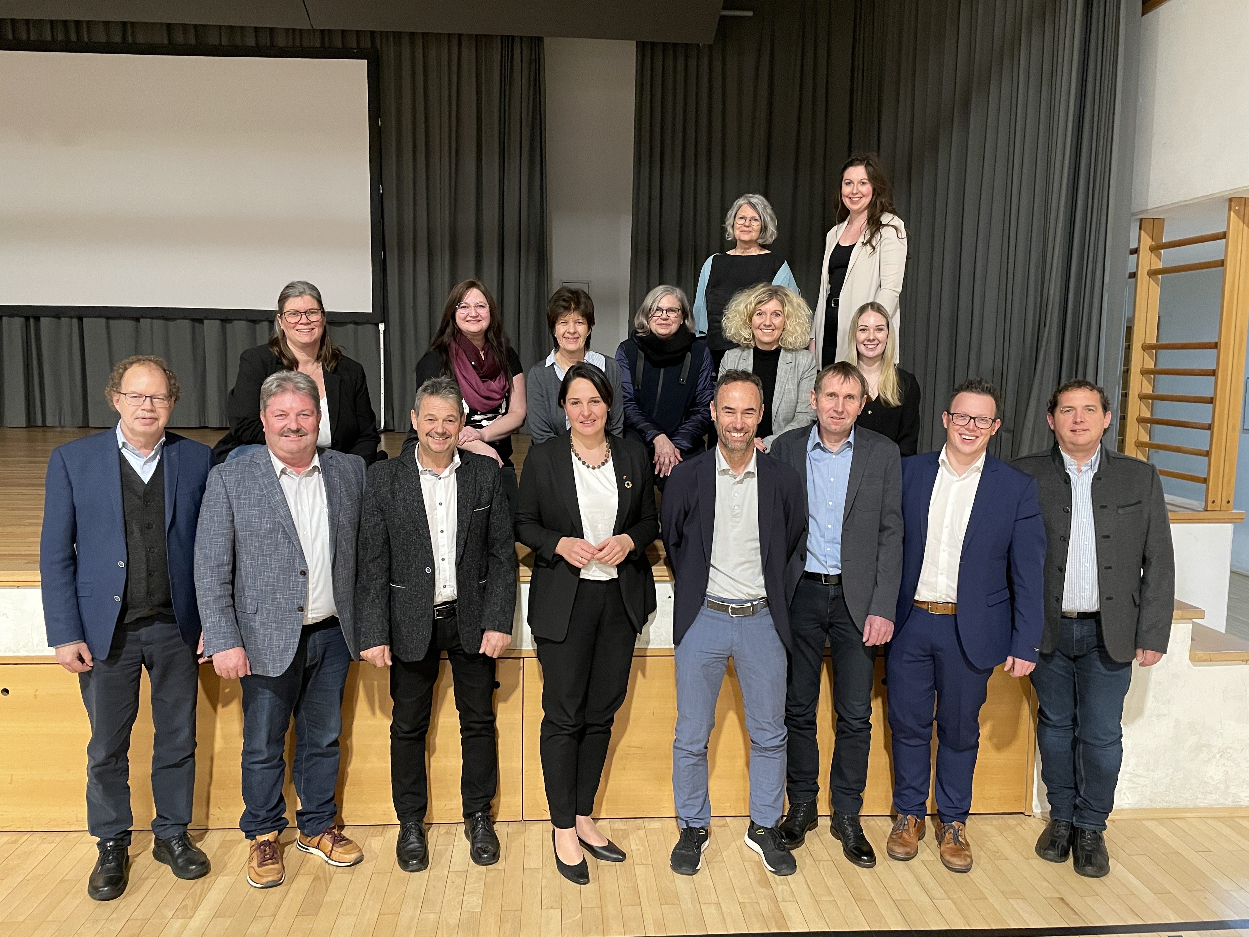 Bürgermeister und Pädagoginnen