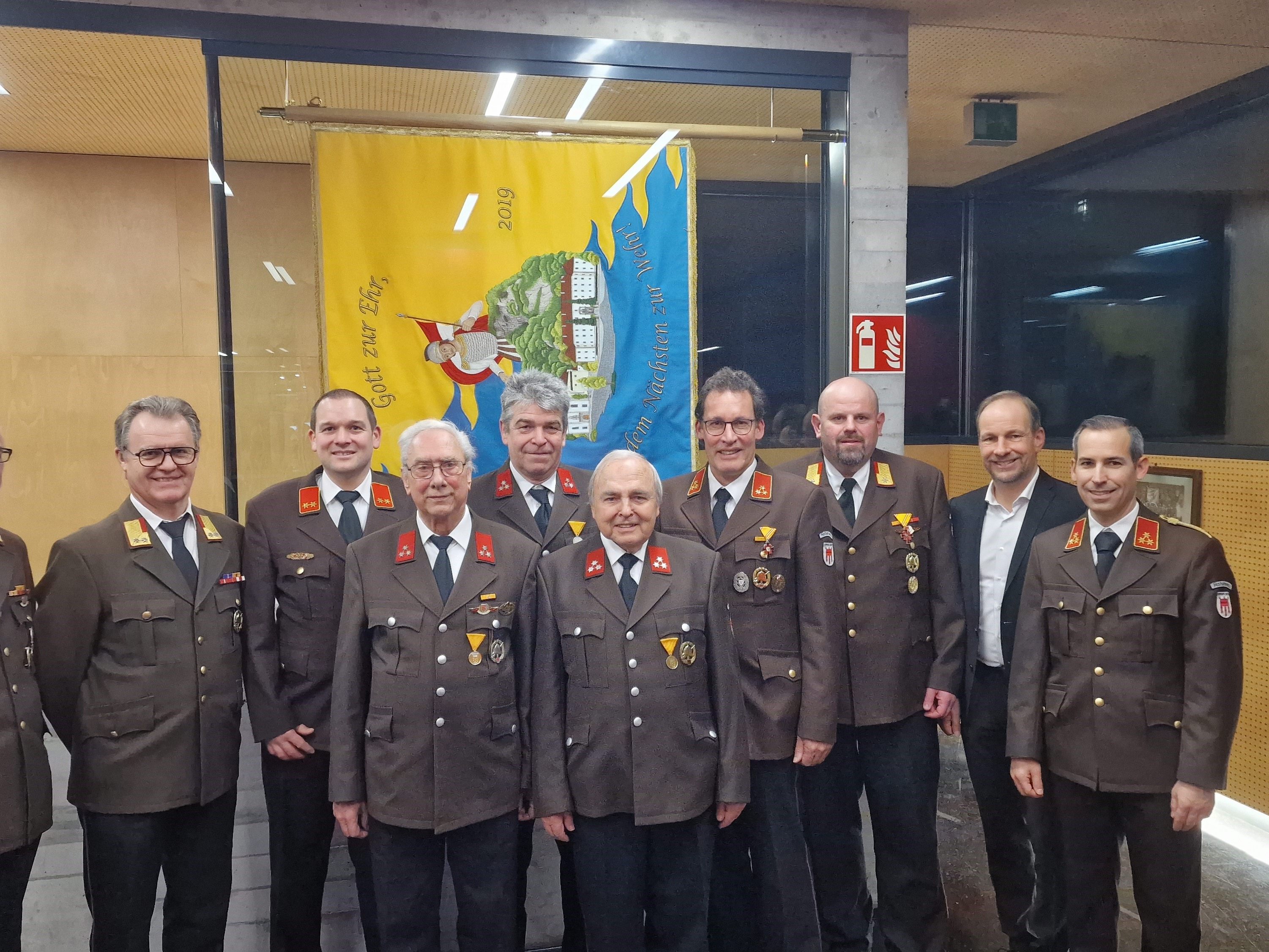 Bezirksfeuerwehrinspektor Martin Kisser, Bezirksvertreter Wolfgang Fetz, Kommandant Stellvertreter Stefan Banzer mit den Geehrten Guntram Nigsch, Hubert Linder, Josef Hirschmann, Andreas Vogel, Guntram Heinzle mit Bürgermeister Dieter Egger und Kommandant Mathias Österle