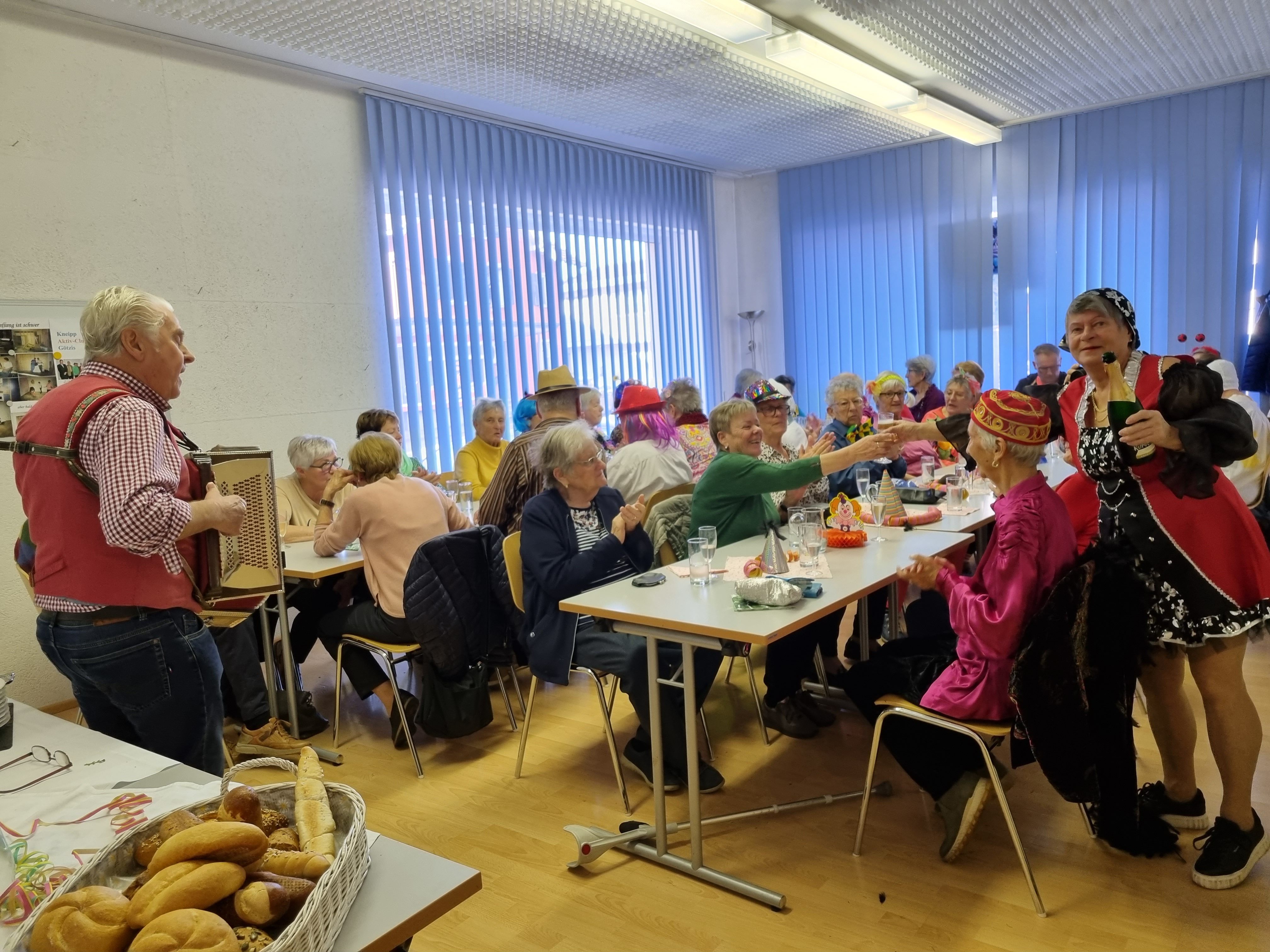 ausgelassener Stimmung im Kneipplokal