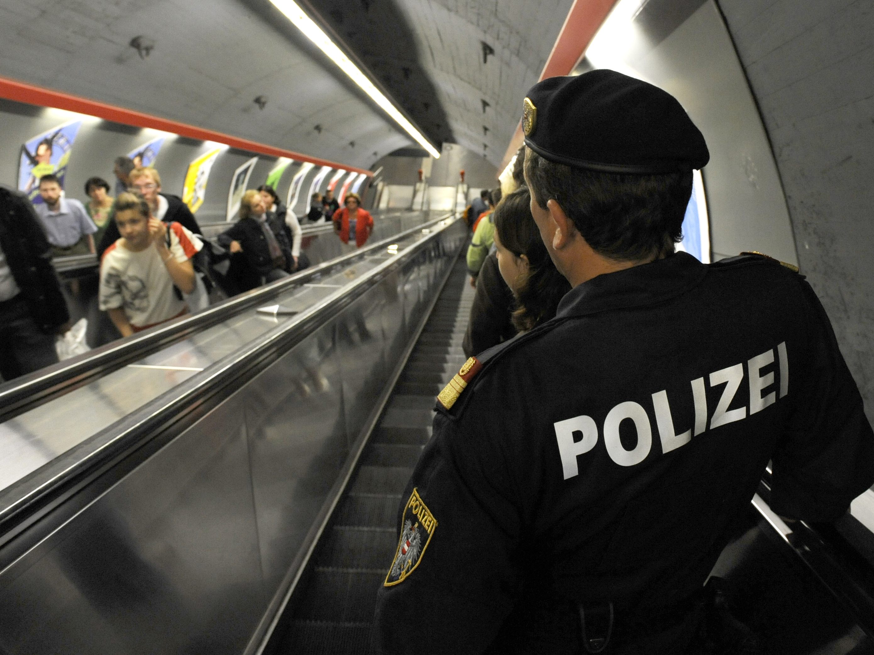 Polizei-Einsatz in der Wiener U-Bahnstation Schweglerstraße.