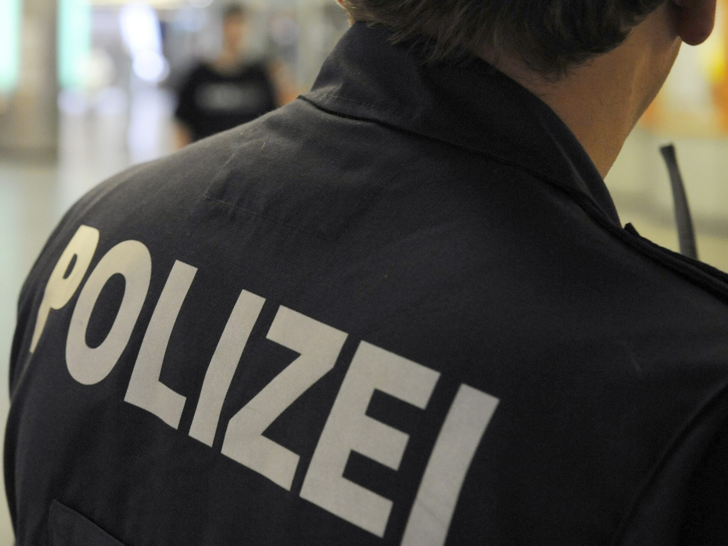 Die Polizei verhaftete einen Einbrecher, der in einer Bank eingesperrt worden war. Die Polizei verhaftete einen Einbrecher, der in einer Bank eingesperrt worden war.