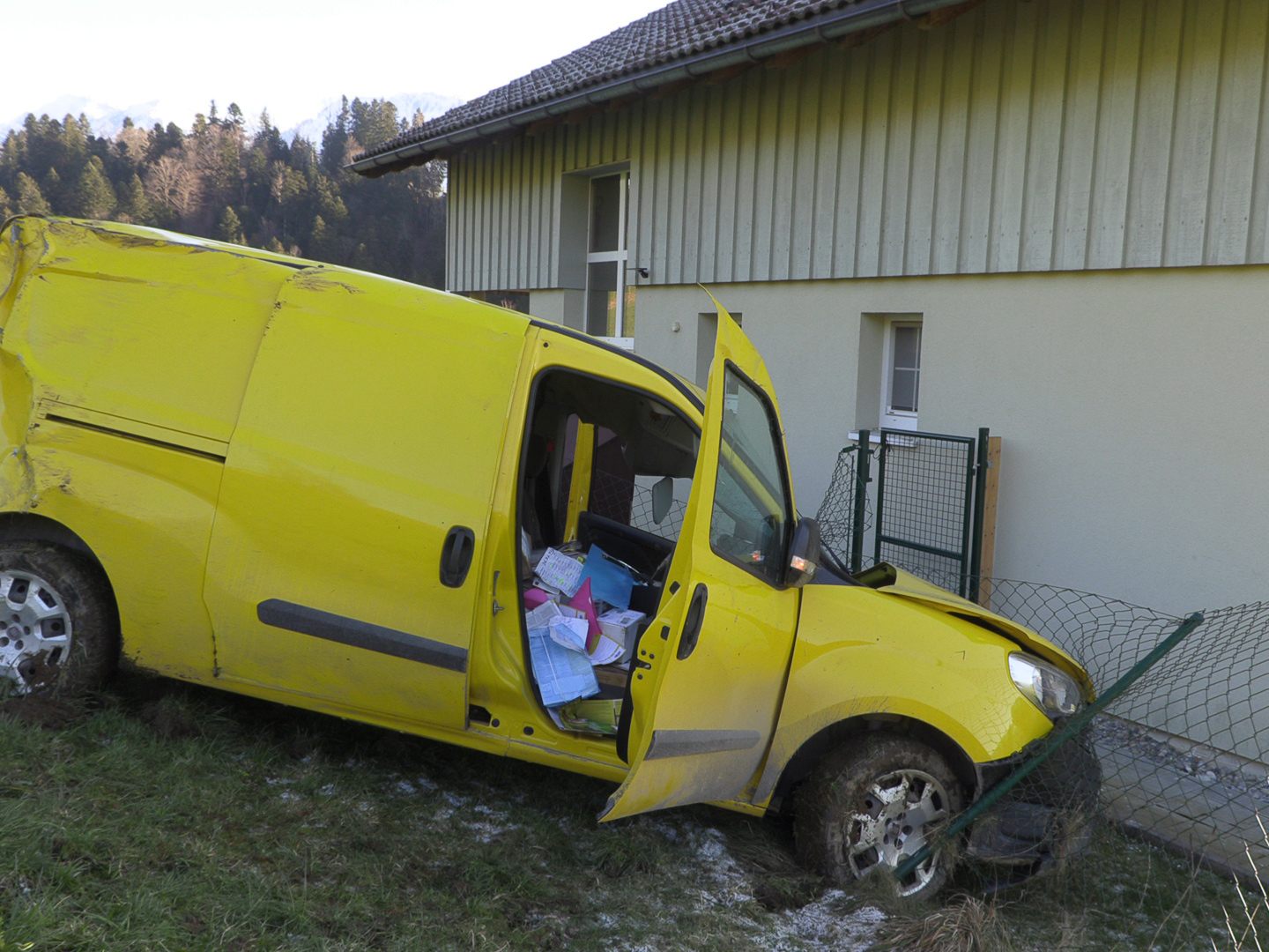 Mit Postauto abgestürzt
