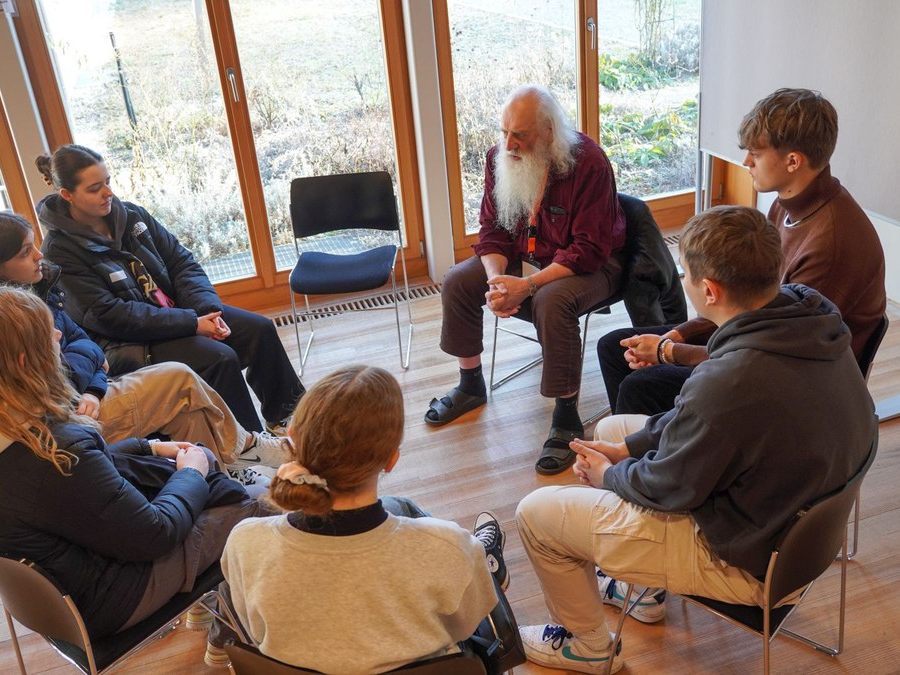 Die Jugendlichen im Gespräch bei der Theo-Tour 2023. Die Jugendlichen im Gespräch bei der Theo-Tour 2023.