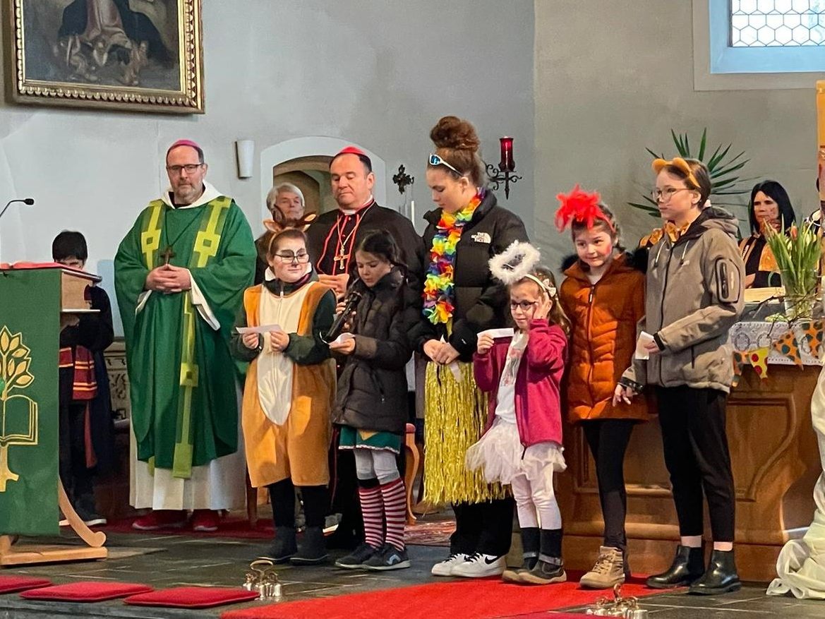 Abt Vinzenz Wohlwend feierte mit einer bunten Faschingsgemeinde den Gottesdienst. Abt Vinzenz Wohlwend feierte mit einer bunten Faschingsgemeinde den Gottesdienst.