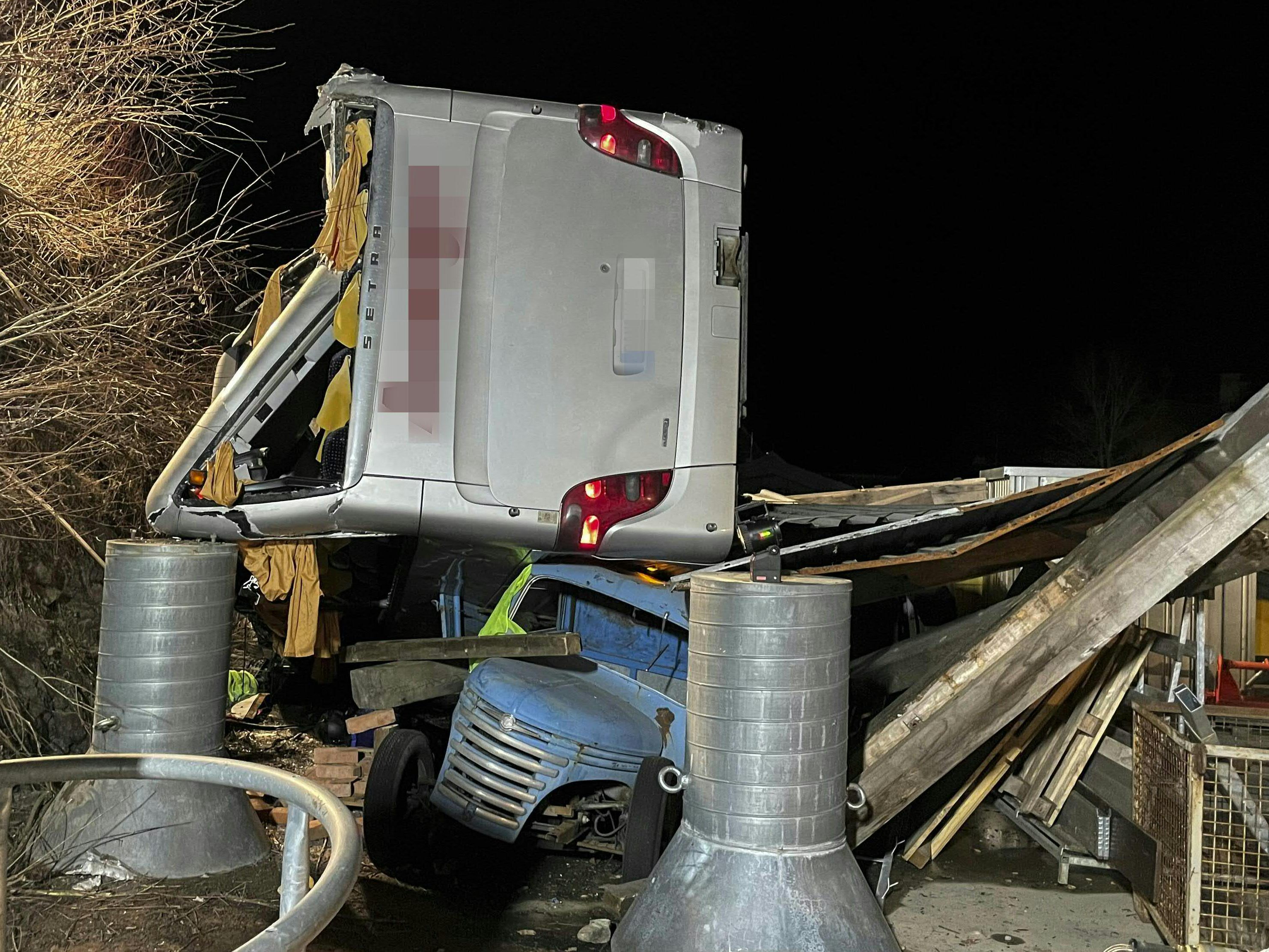 Nach dem Reisebusunfall bei Schladming ist der Buslenker gestorben. Nach dem Reisebusunfall bei Schladming ist der Buslenker gestorben.