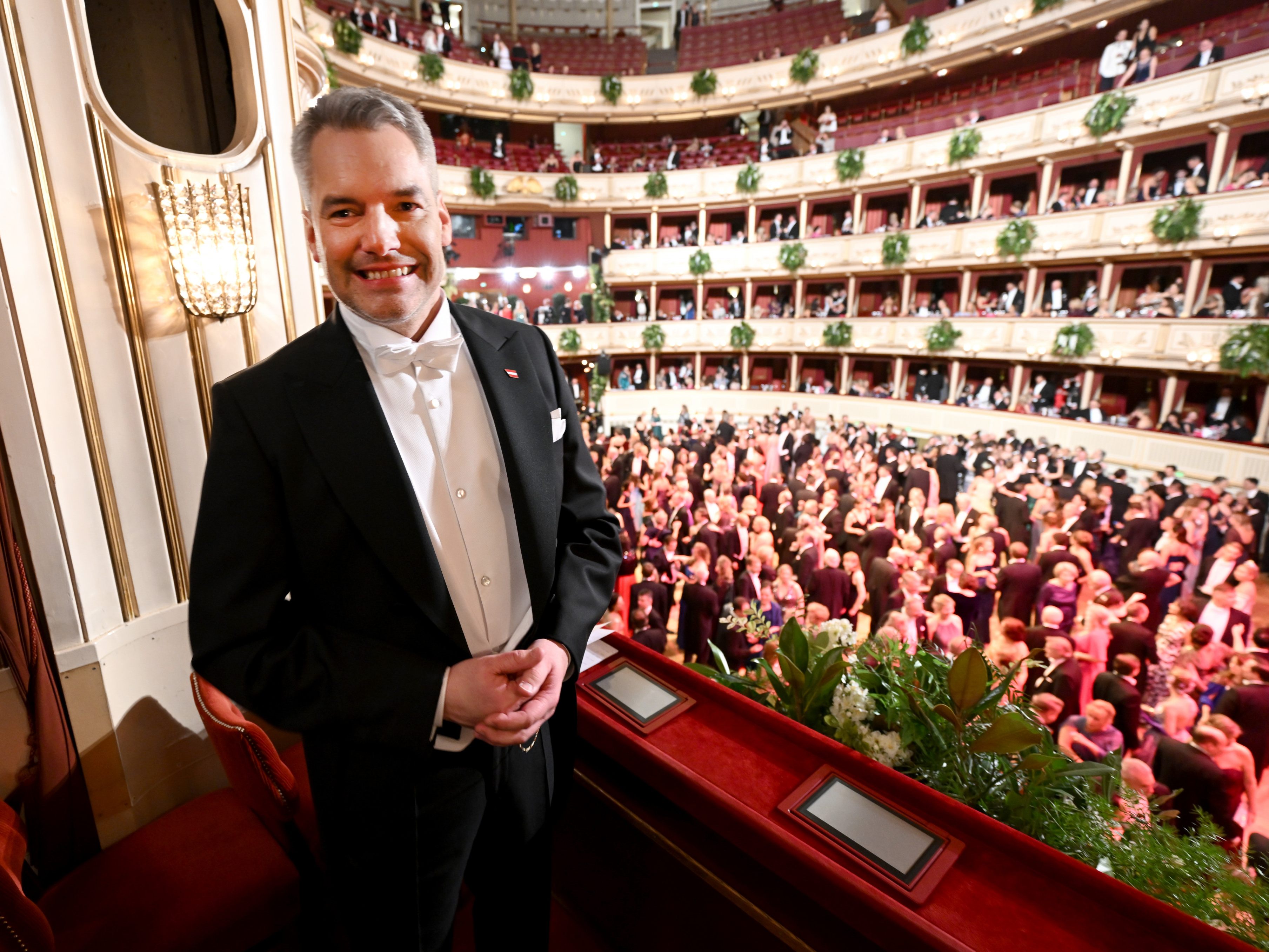 Opernball-Premiere für Kanzler Nehammer.