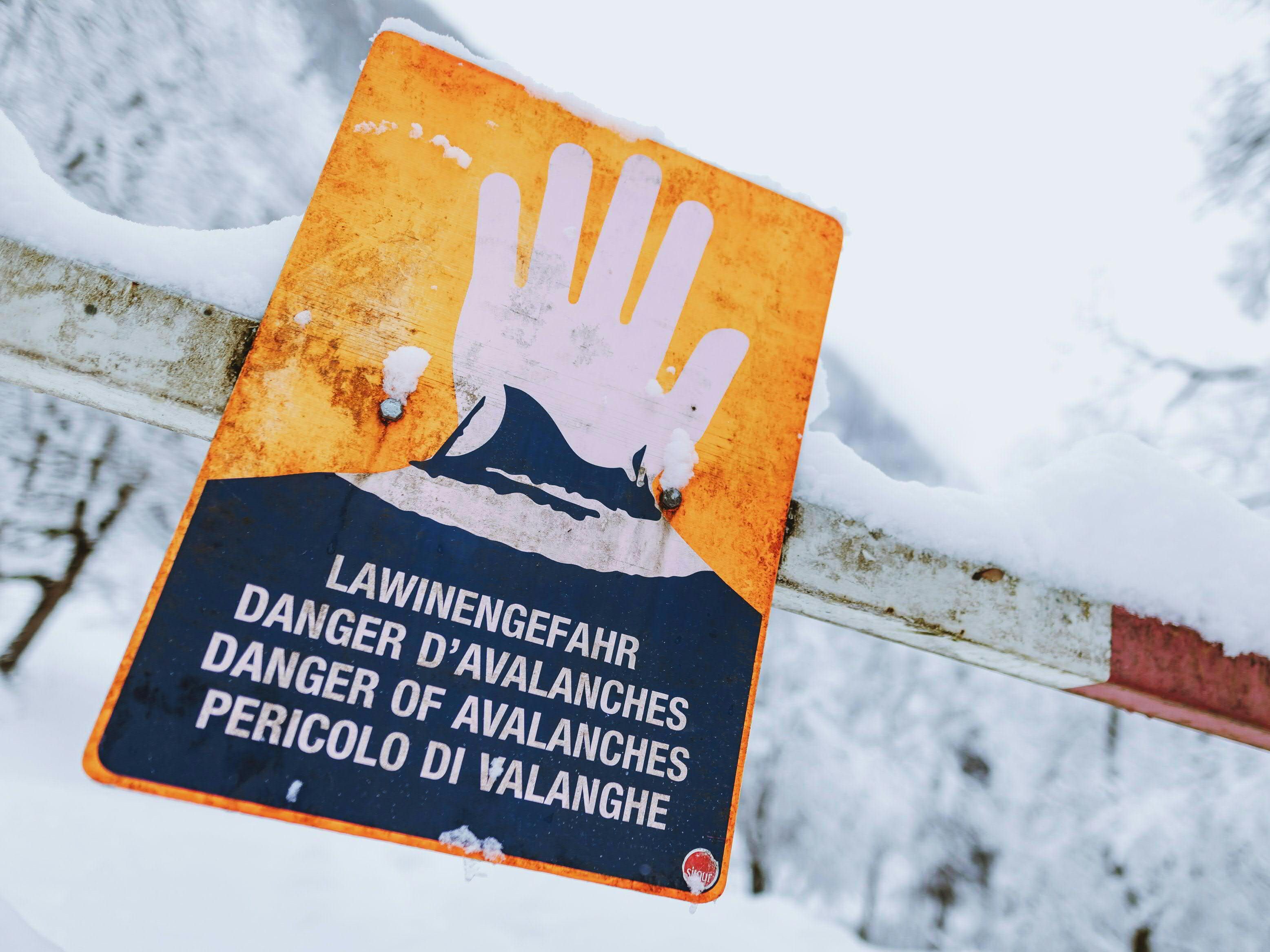 Nach dem Lawinenabgang wird nach weiteren Verschütteten gesucht. Nach dem Lawinenabgang wird nach weiteren Verschütteten gesucht.