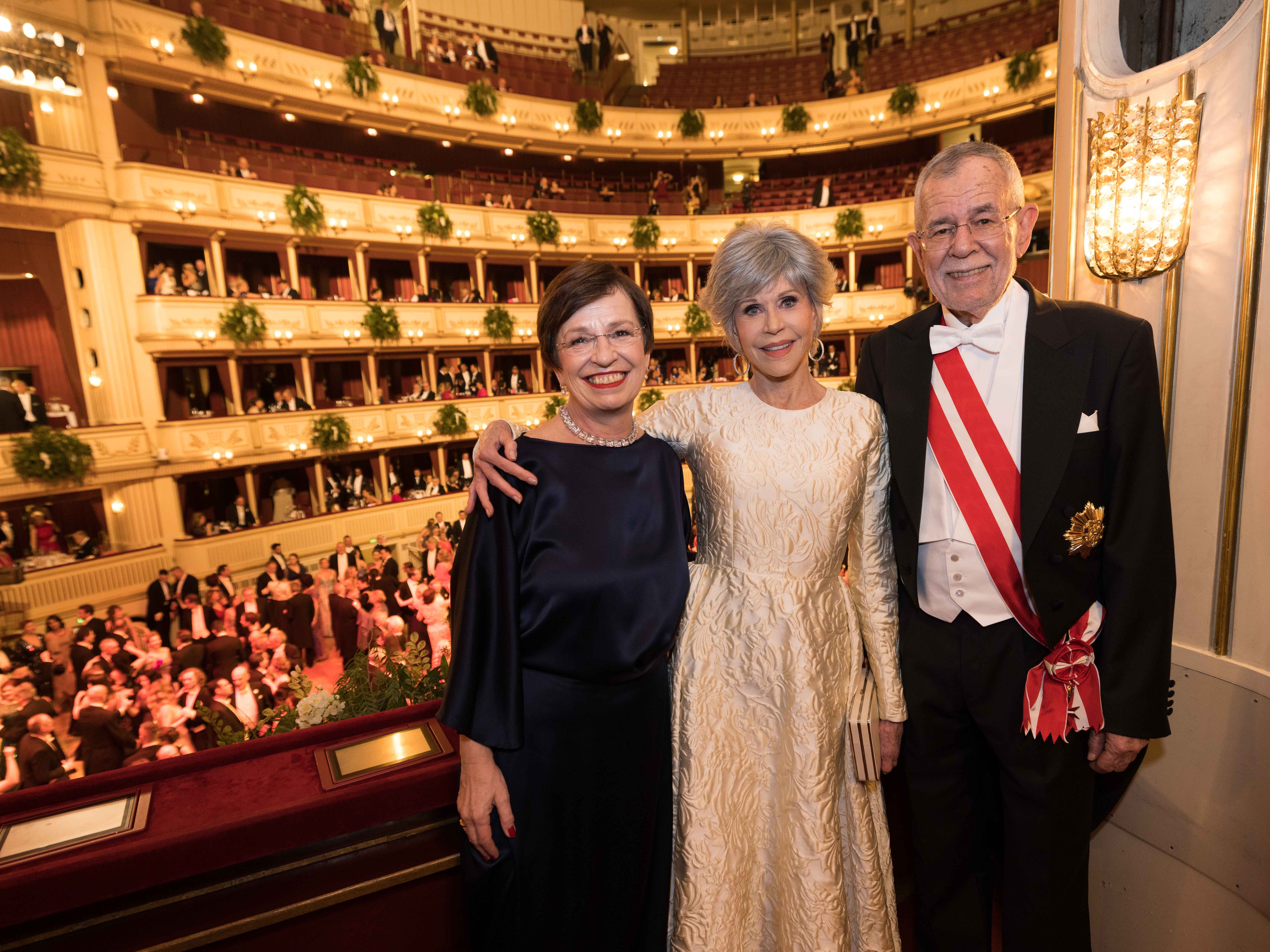 Opernball - Lugner: "Fonda hat Bundespräsident fast abgebusselt".