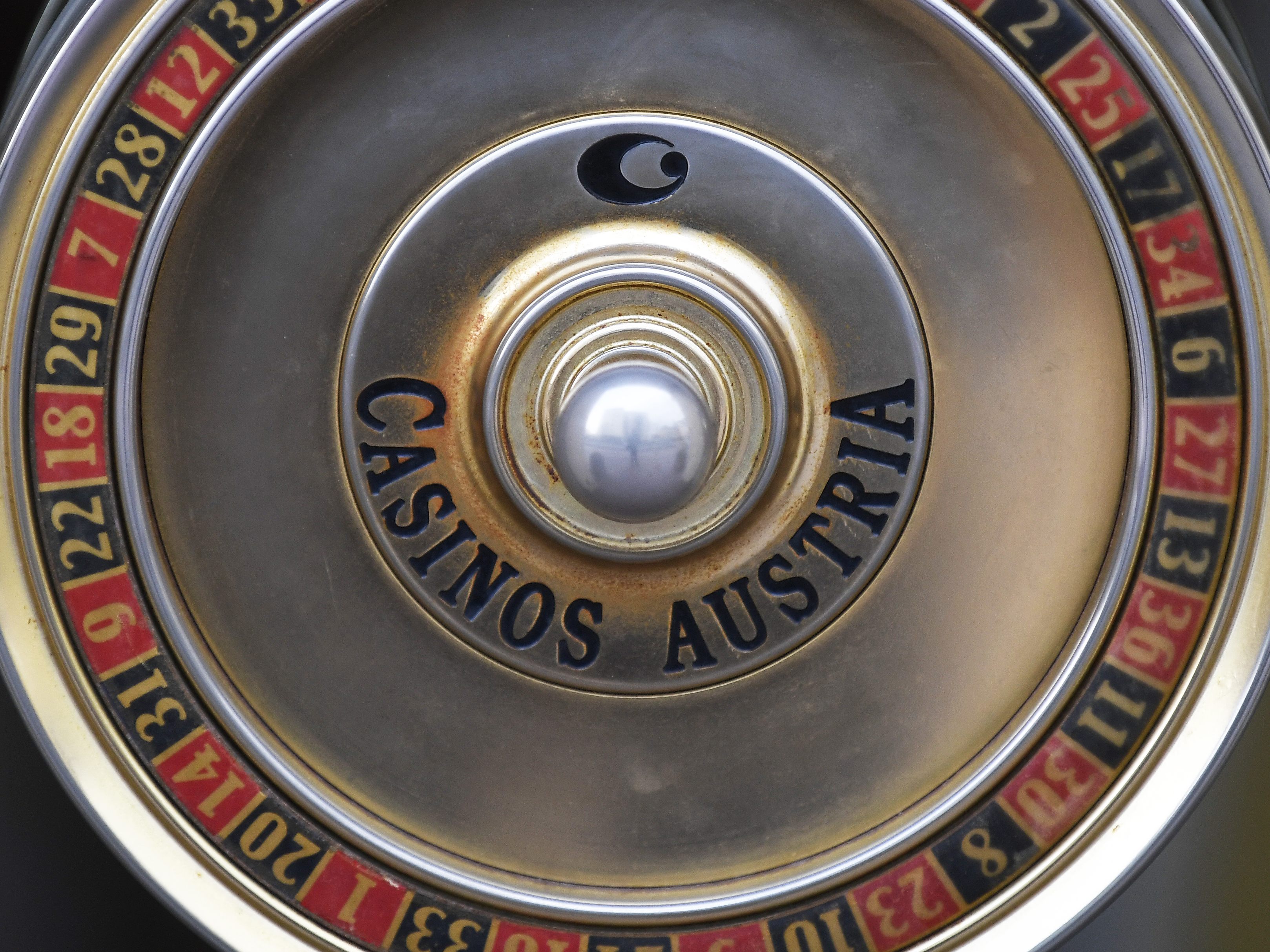 Die Polizei fasste ein Betrüger-Trio, welches einen Roulette-Automaten in einem Wiener Casino manipuliert hatte. Die Polizei fasste ein Betrüger-Trio, welches einen Roulette-Automaten in einem Wiener Casino manipuliert hatte.