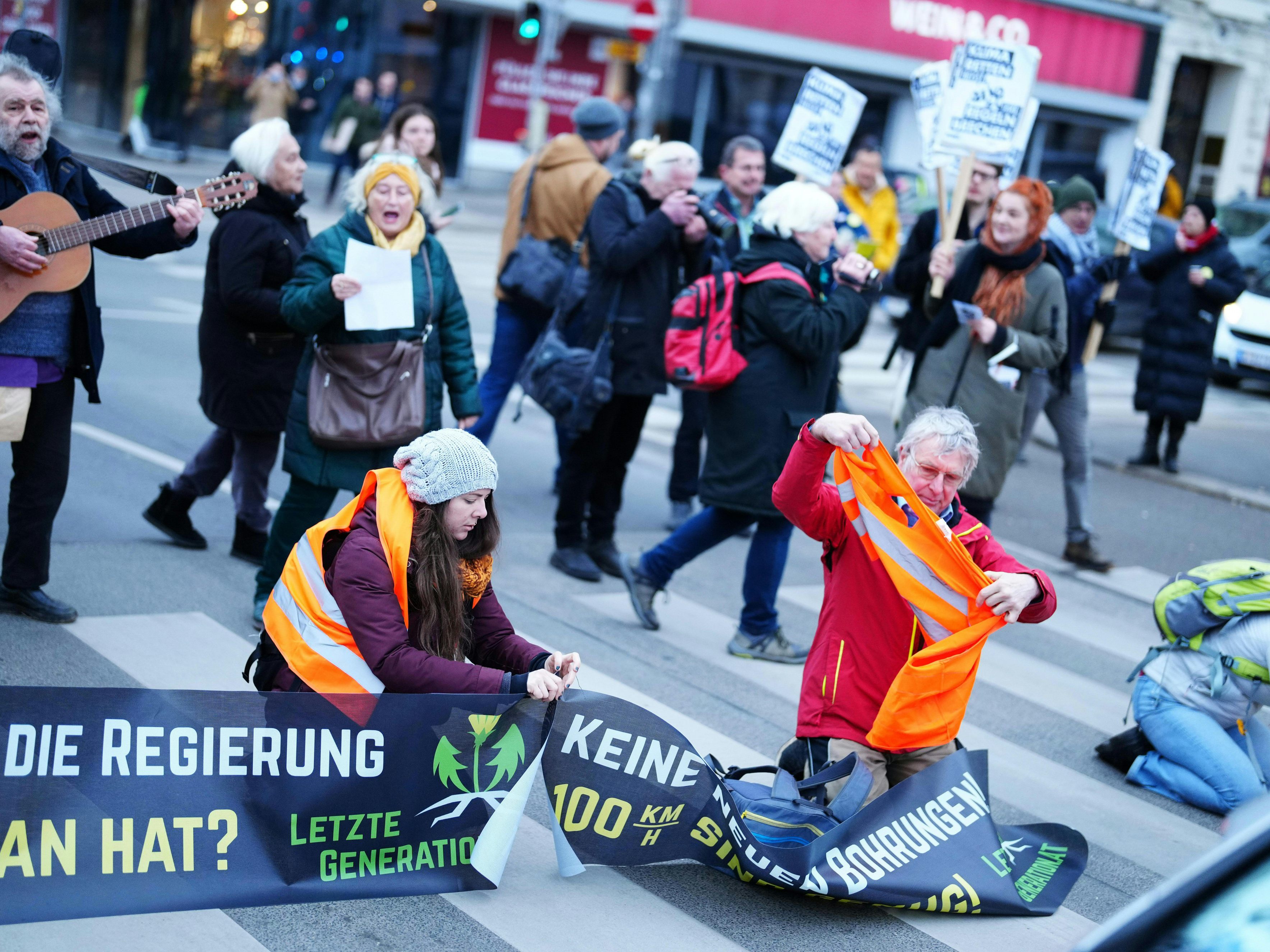 Klima-Aktivisten am Montagmorgen in Wien. Klima-Aktivisten am Montagmorgen in Wien.