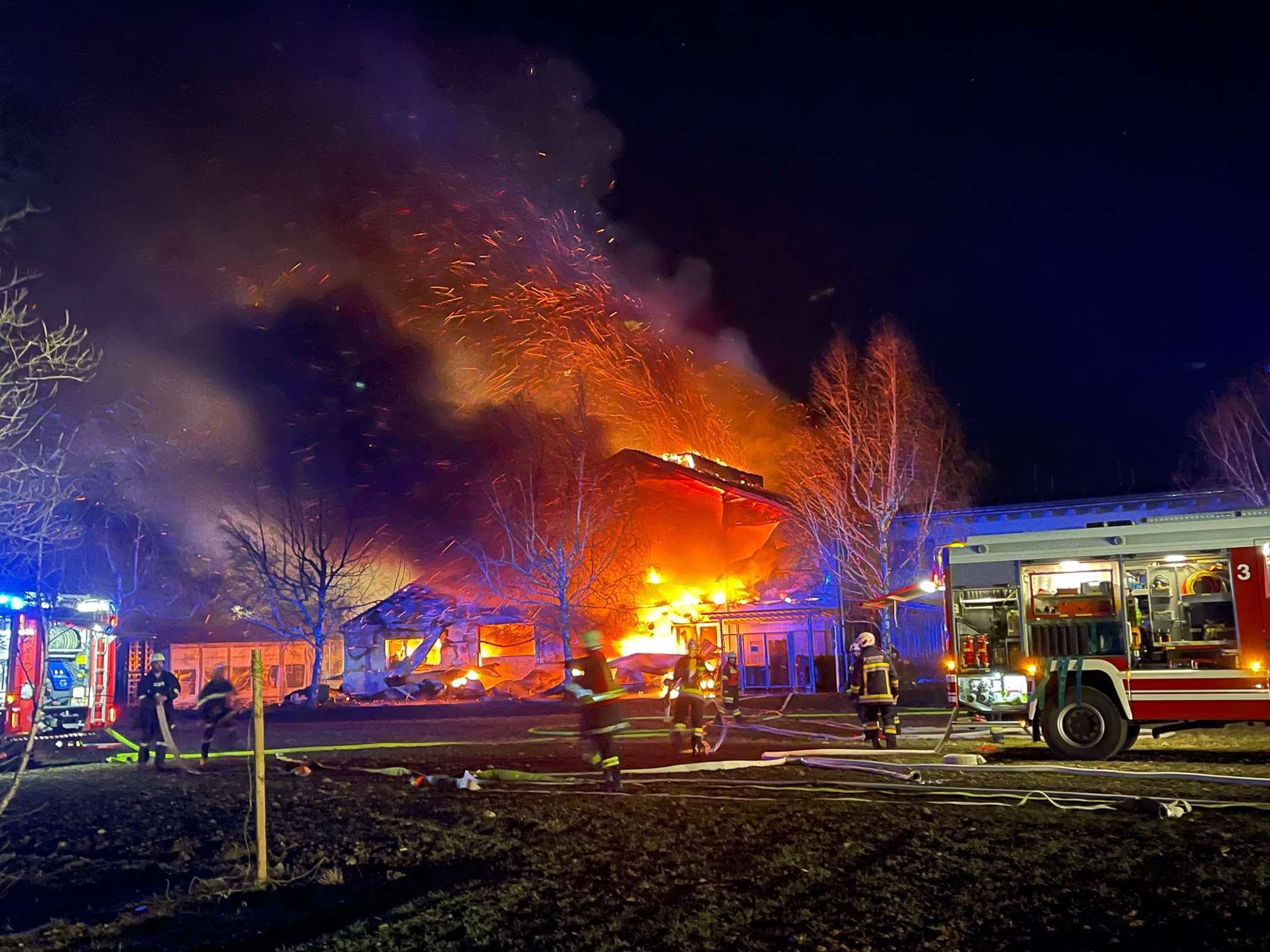 Heiße Asche dürfte den Großbrand in einer Lagerhalle in Purgstall (Bezirk Scheibbs) ausgelöst haben.