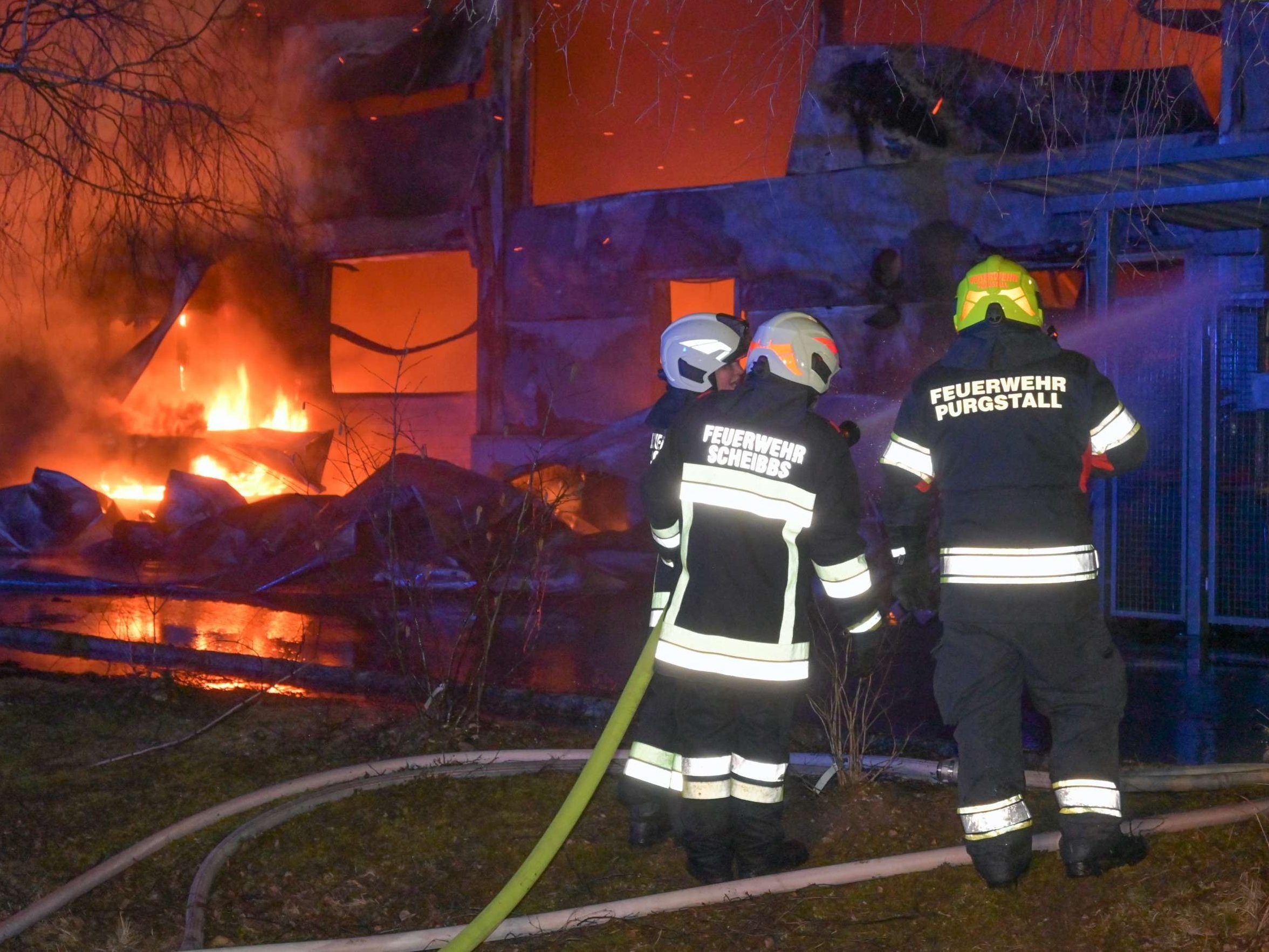 Die Feuerwehr musste im Bezirk Scheibbs zu einem Großbrand ausrücken. Die Feuerwehr musste im Bezirk Scheibbs zu einem Großbrand ausrücken.