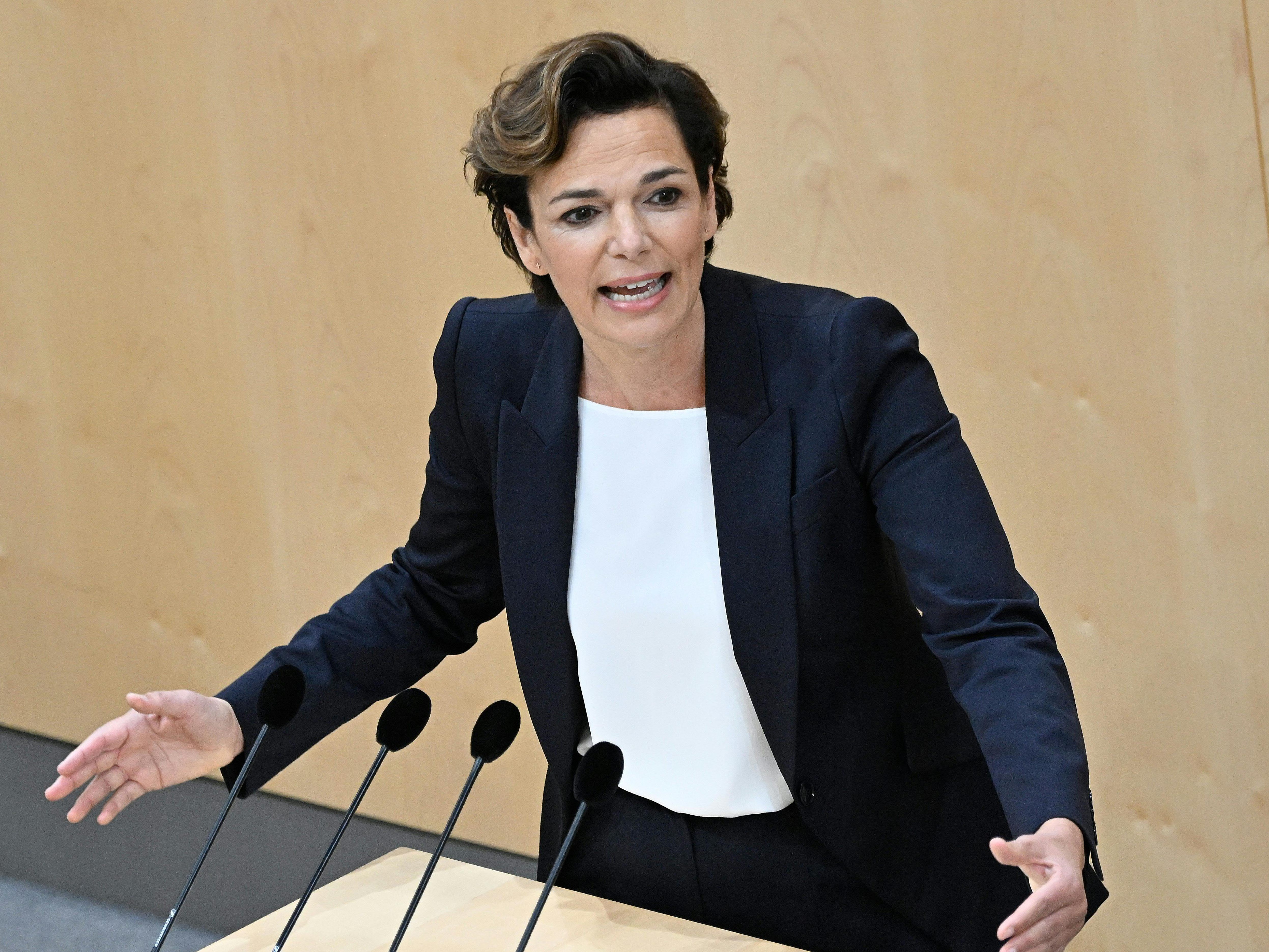 Die SPÖ-Spitze gedenkt den Opfern der Februarkämpfe. Die SPÖ-Spitze gedenkt den Opfern der Februarkämpfe.