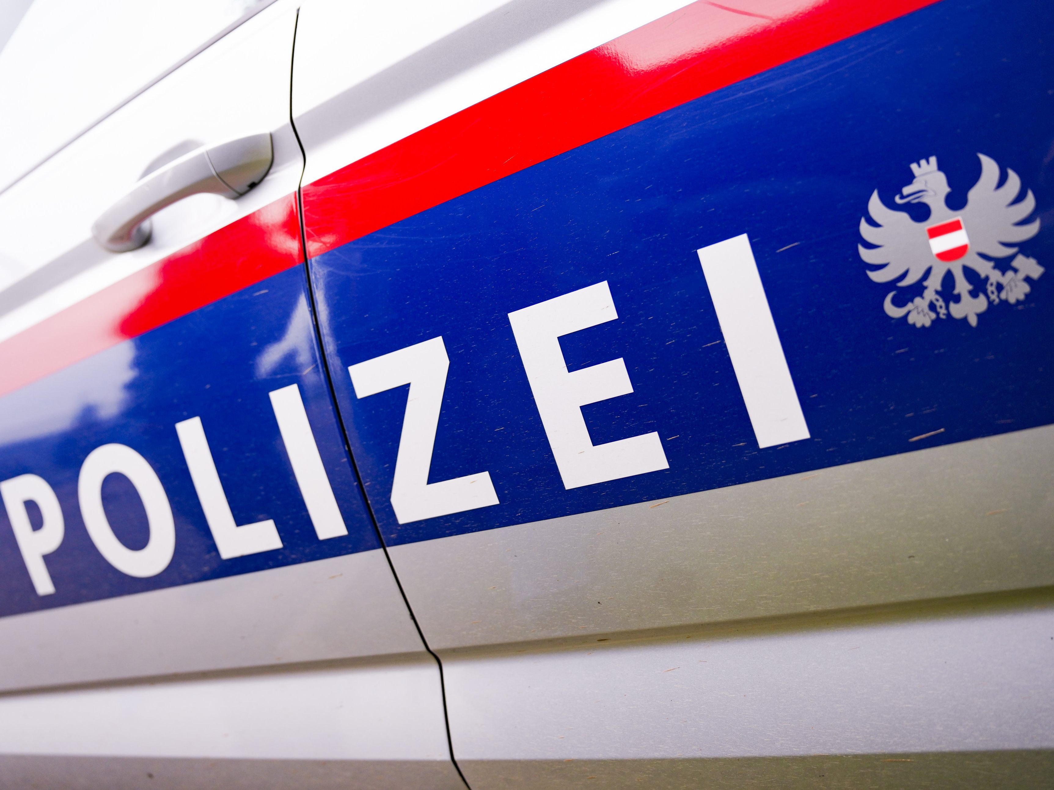 In Baden wurde ein Mann bei dem Versuch, in ein Auto einzubrechen, erwischt.