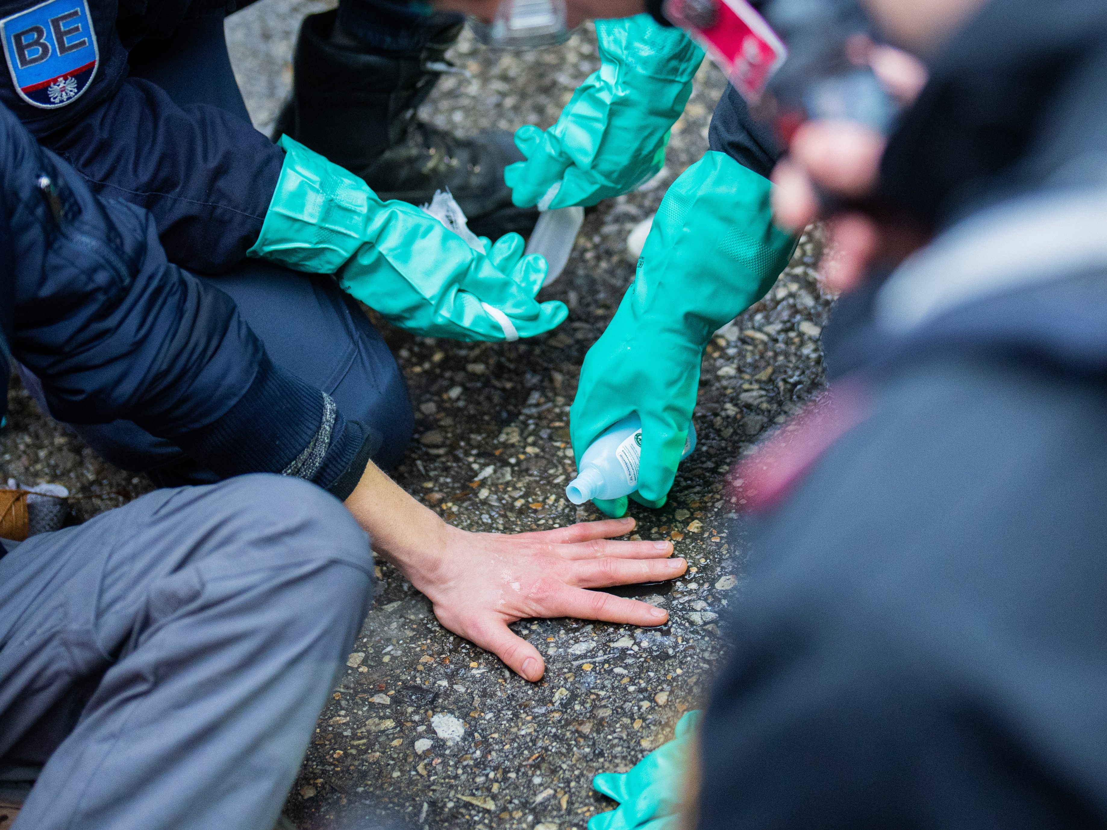 Klimaaktivisten und Wissenschafter blockierten eine Straße in Innsbruck.