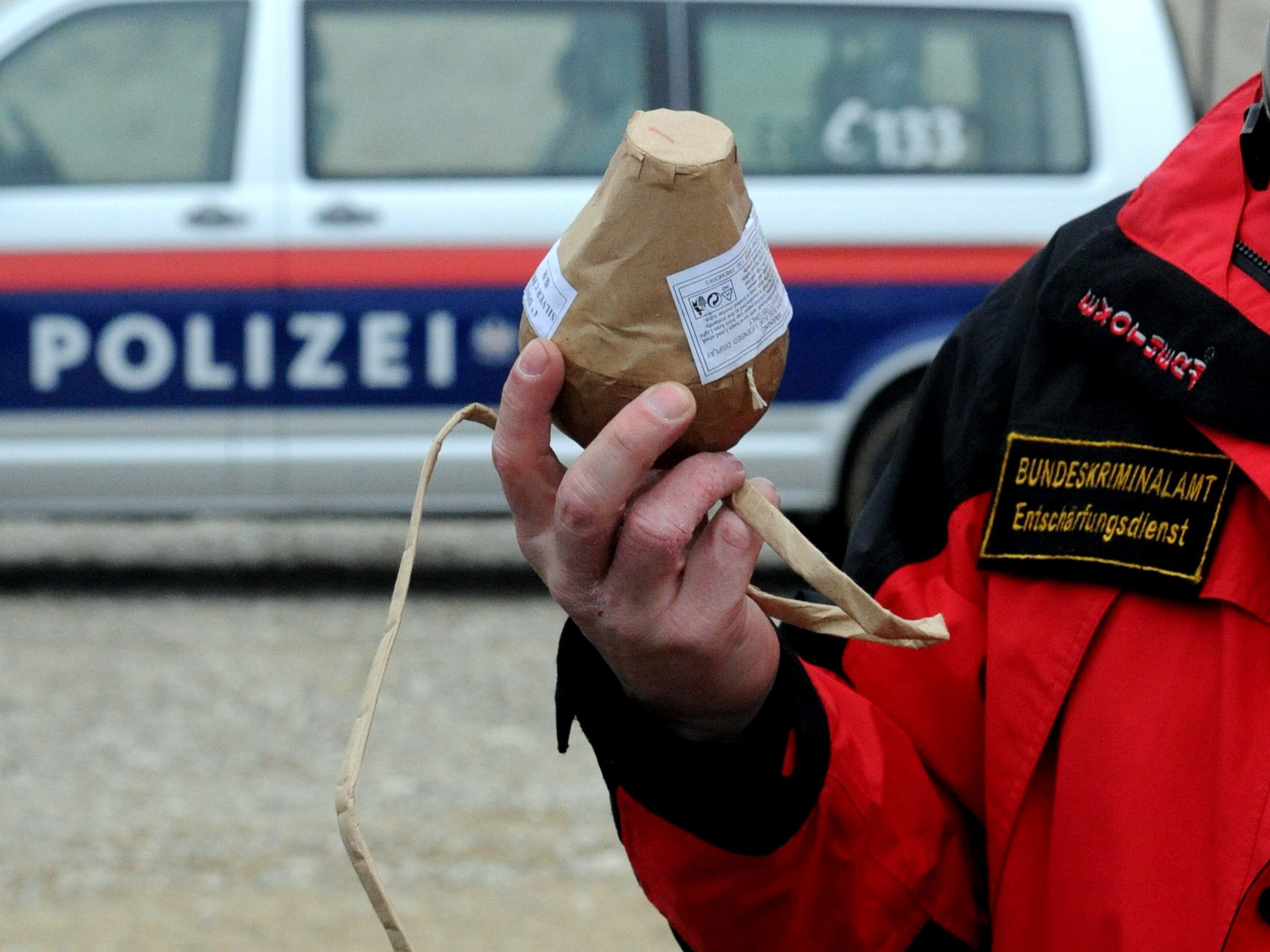Die Staatsanwaltschaft Wr. Neustadt machte auf die Gefahr durch Kugelbomben aufmerksam. Die Staatsanwaltschaft Wr. Neustadt machte auf die Gefahr durch Kugelbomben aufmerksam.