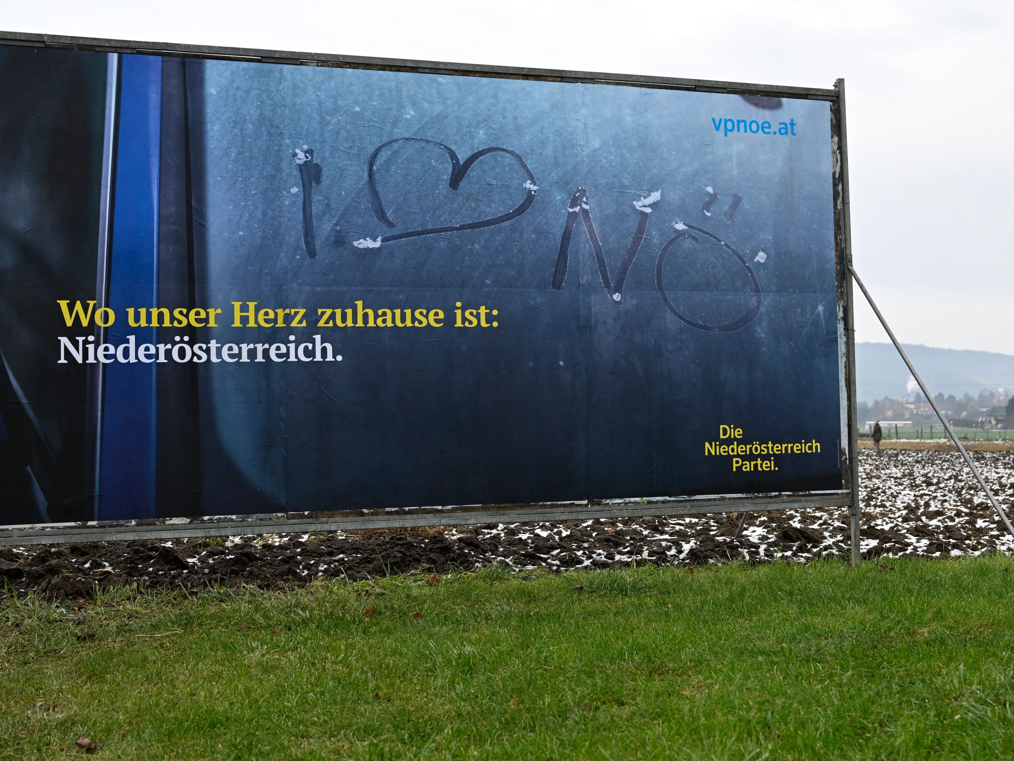 Die ÖVP landete bei der NÖ-Wahl auf Platz 1, die SPÖ auf Rang 3. Im Bild: Ein Wahlplakat 2022. Die ÖVP landete bei der NÖ-Wahl auf Platz 1, die SPÖ auf Rang 3. Im Bild: Ein Wahlplakat 2022.