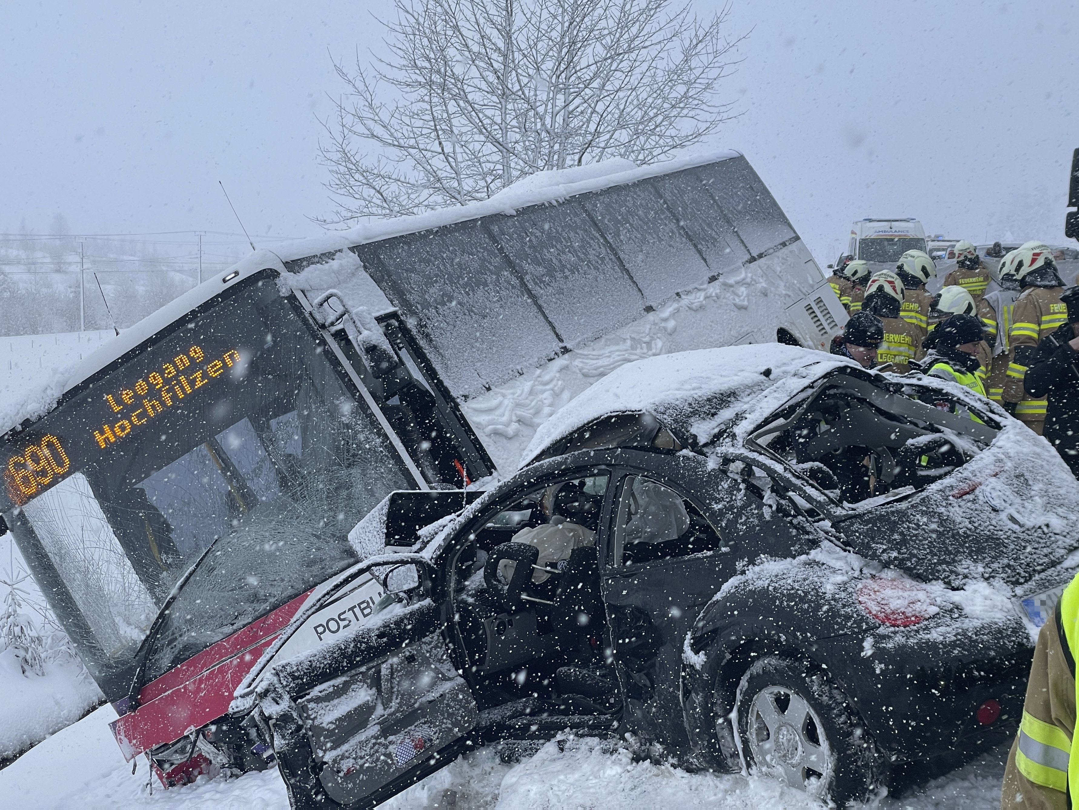 Zwei Personen kamen bei Unfall in Salzburg ums Leben. Zwei Personen kamen bei Unfall in Salzburg ums Leben.