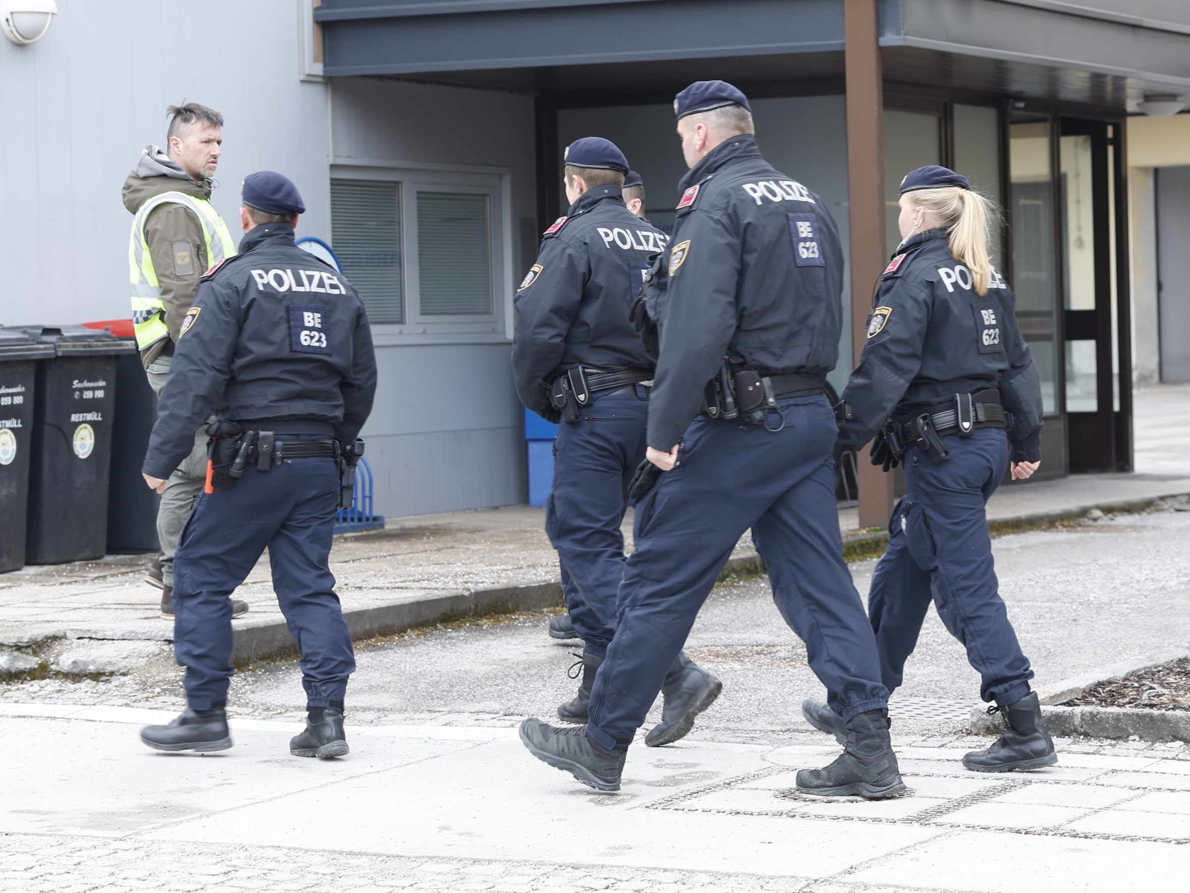 Ein Polizist in der Steiermark wurde drei Mal getroffen. Ein Polizist in der Steiermark wurde drei Mal getroffen.