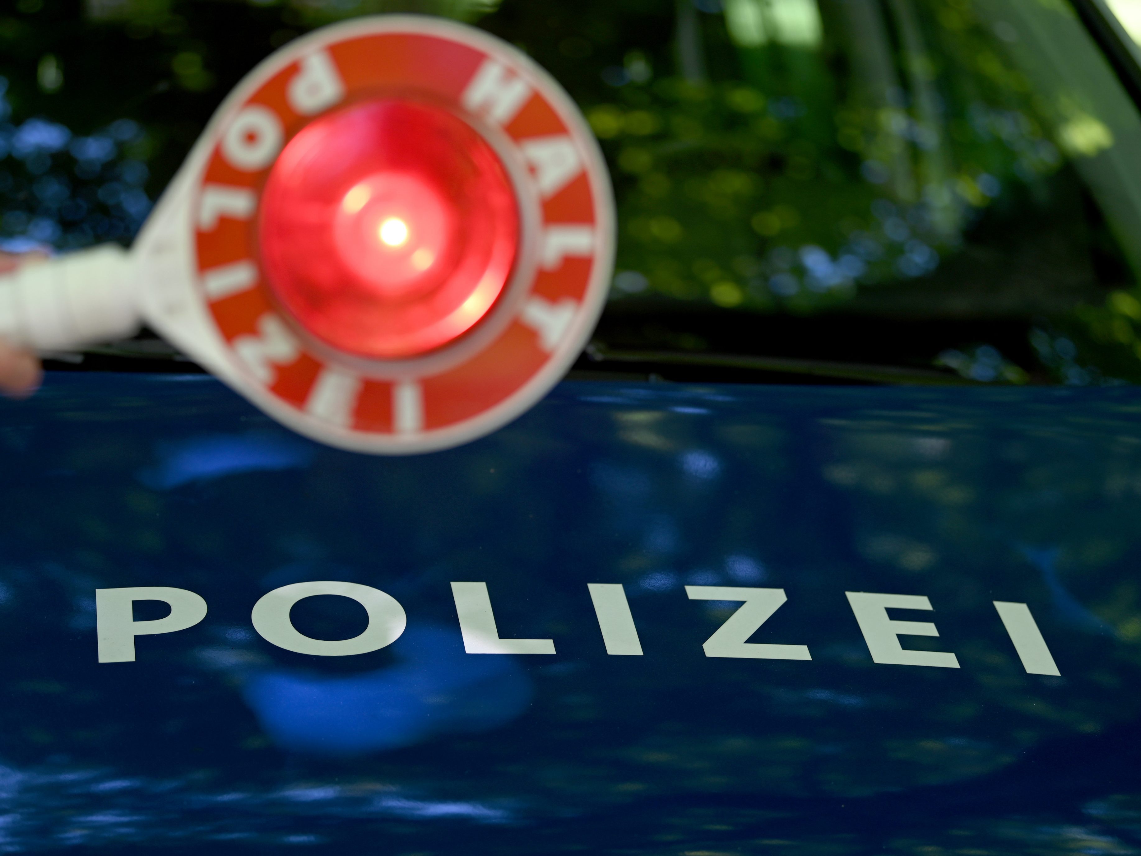 Die Polizei hat bei einer Schwerpunktaktion in der Nacht auf Sonntag über 600 Anzeigen wegen Geschwindigkeitsüberschreitungen in Wien ausgestellt. Die Polizei hat bei einer Schwerpunktaktion in der Nacht auf Sonntag über 600 Anzeigen wegen Geschwindigkeitsüberschreitungen in Wien ausgestellt.