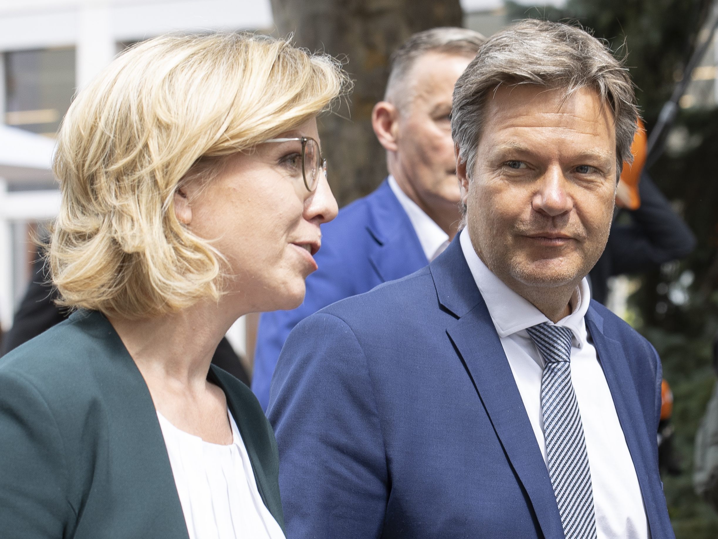 Gewessler und Habeck unterzeichneten den Gasdurchleitungsvertrag. Gewessler und Habeck unterzeichneten den Gasdurchleitungsvertrag.
