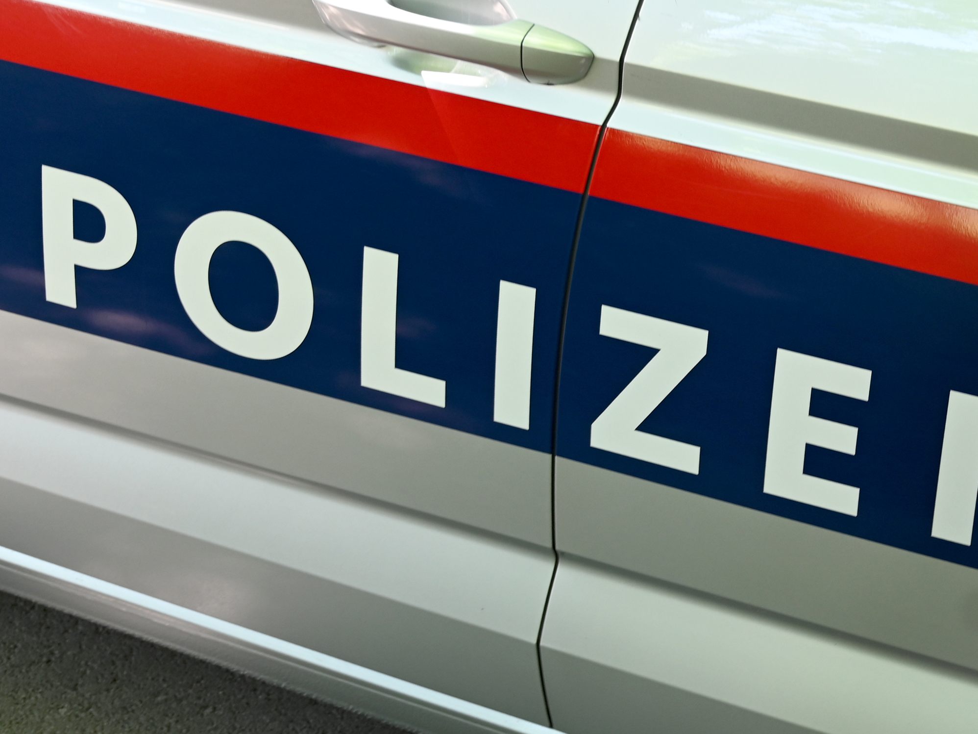 Ein Fremder soll eine Sechsjährige in Mistelband an der Hand gepackt haben.