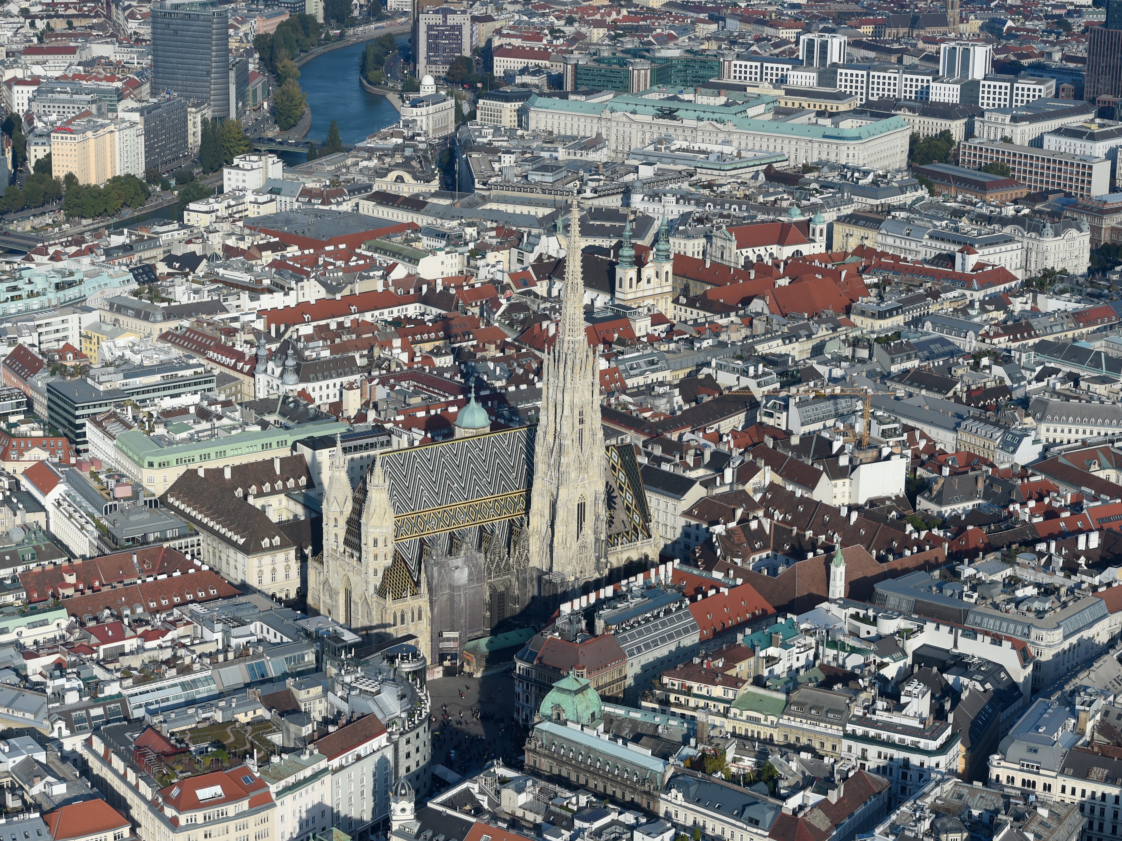 Stephansdom: Fastentuch gemahnt an Sterblichkeit.
