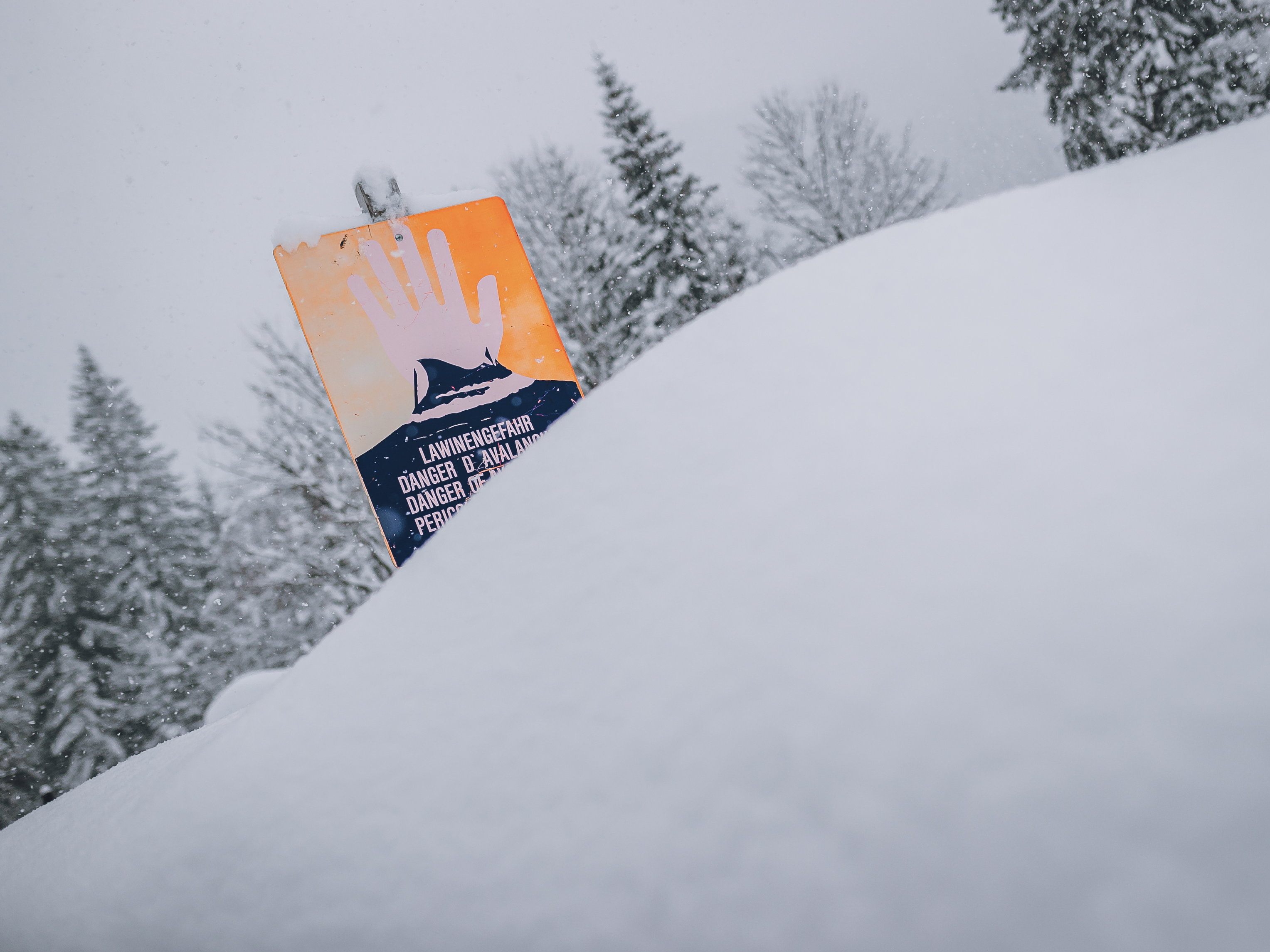 Ein Wintersportler ist bei einem Lawinenabgang in Tirol ums Leben gekommen.