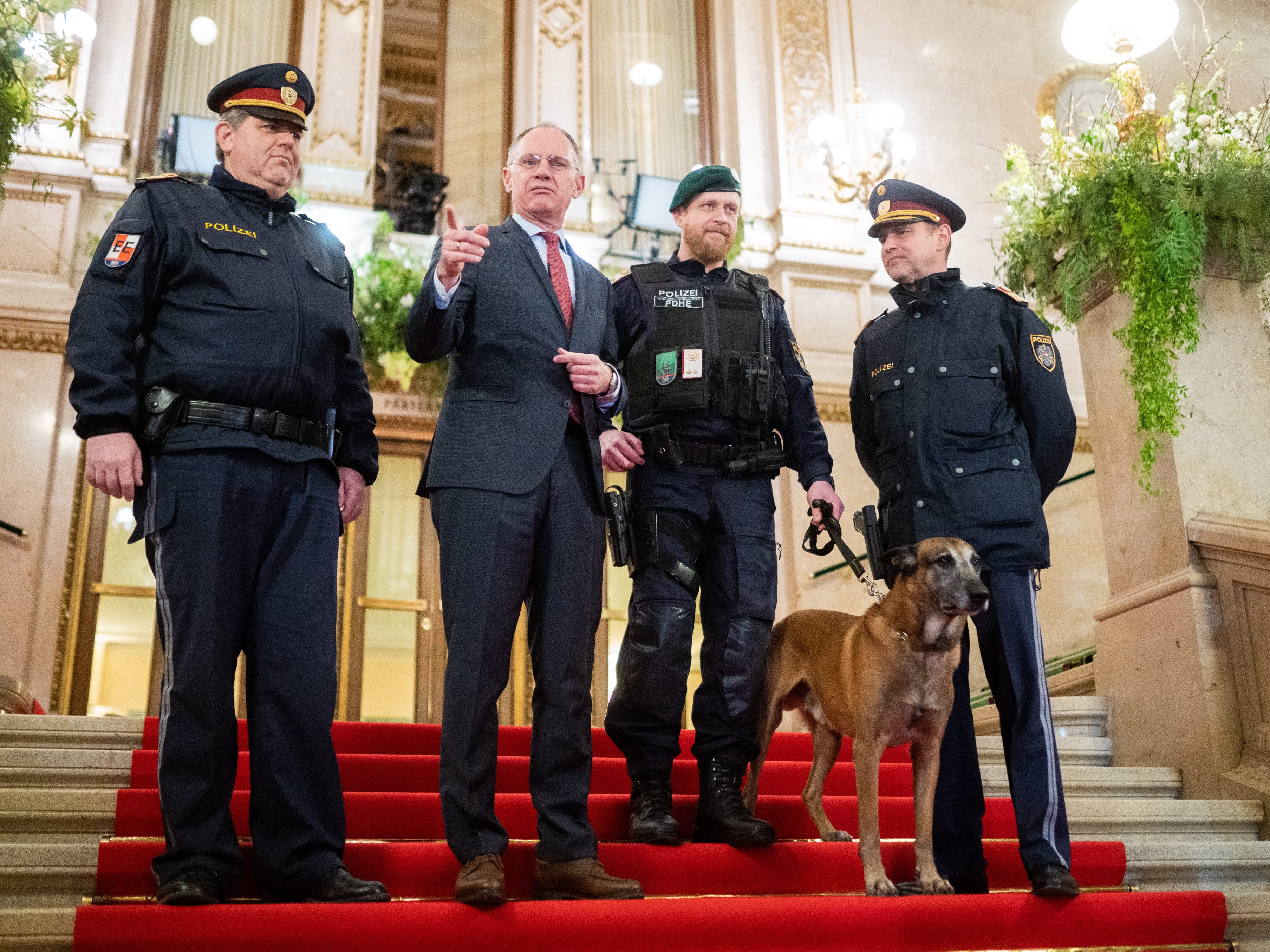 Innenminister Karner machte sich vor dem Wiener Opernball ein Bild der Sicherheitsvorkehrungen.