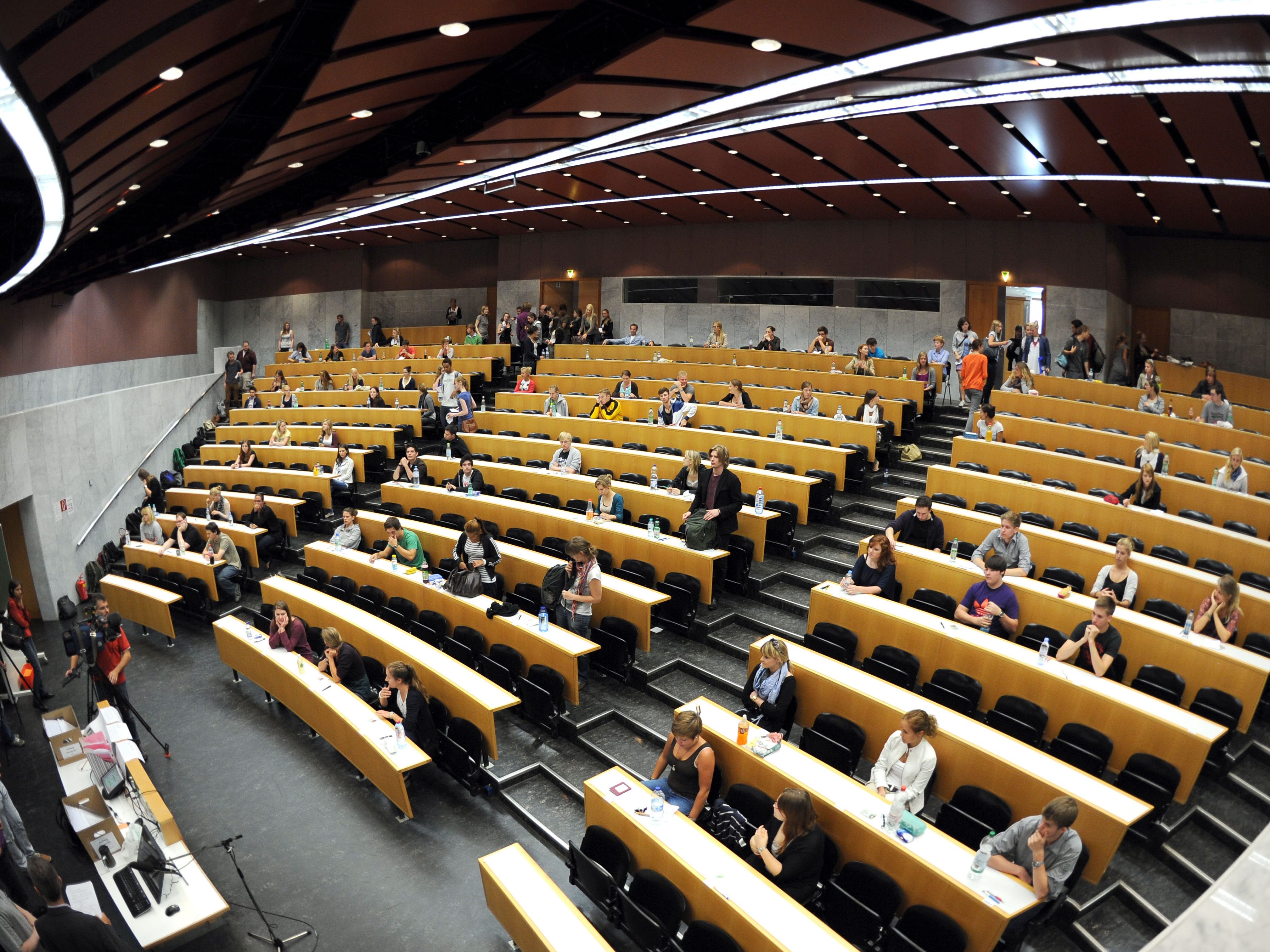 Ab 2025 wollen die Unis mehr Geld verlangen.
