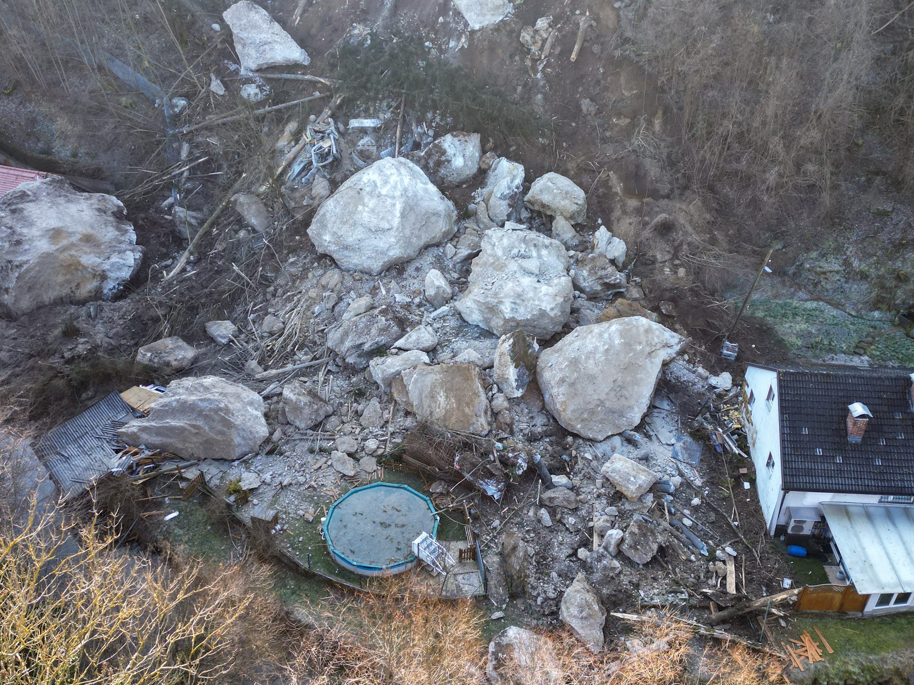 Nach Felssturz in Steyr: Zwei Leichen wurden geborgen.
