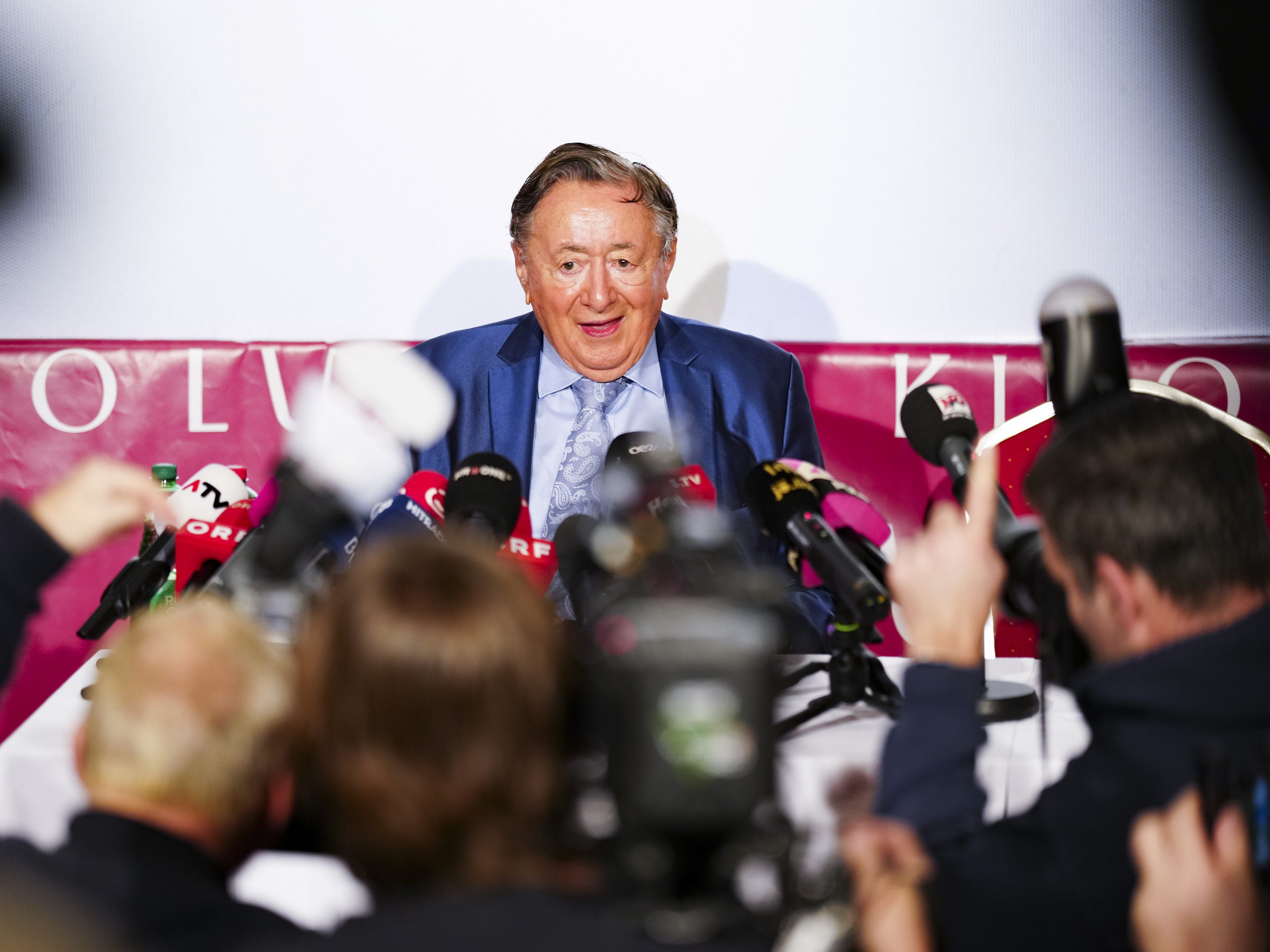 LIVE-Stream: Richard Lugner präsentiert Jane Fonda in der Lugner City. LIVE-Stream: Richard Lugner präsentiert Jane Fonda in der Lugner City.