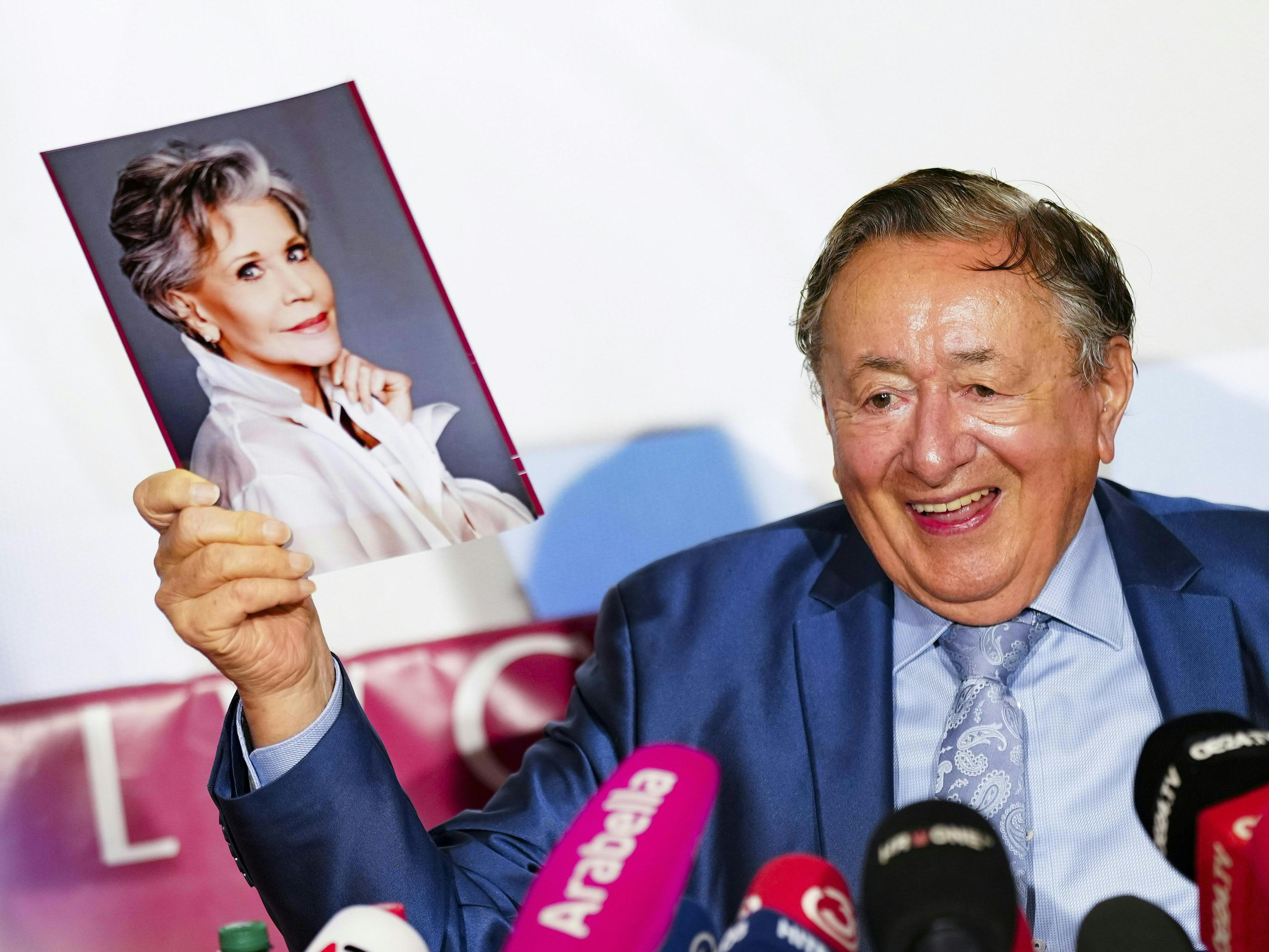 Richard Lugner zeigt ein Foto von Jane Fonda.