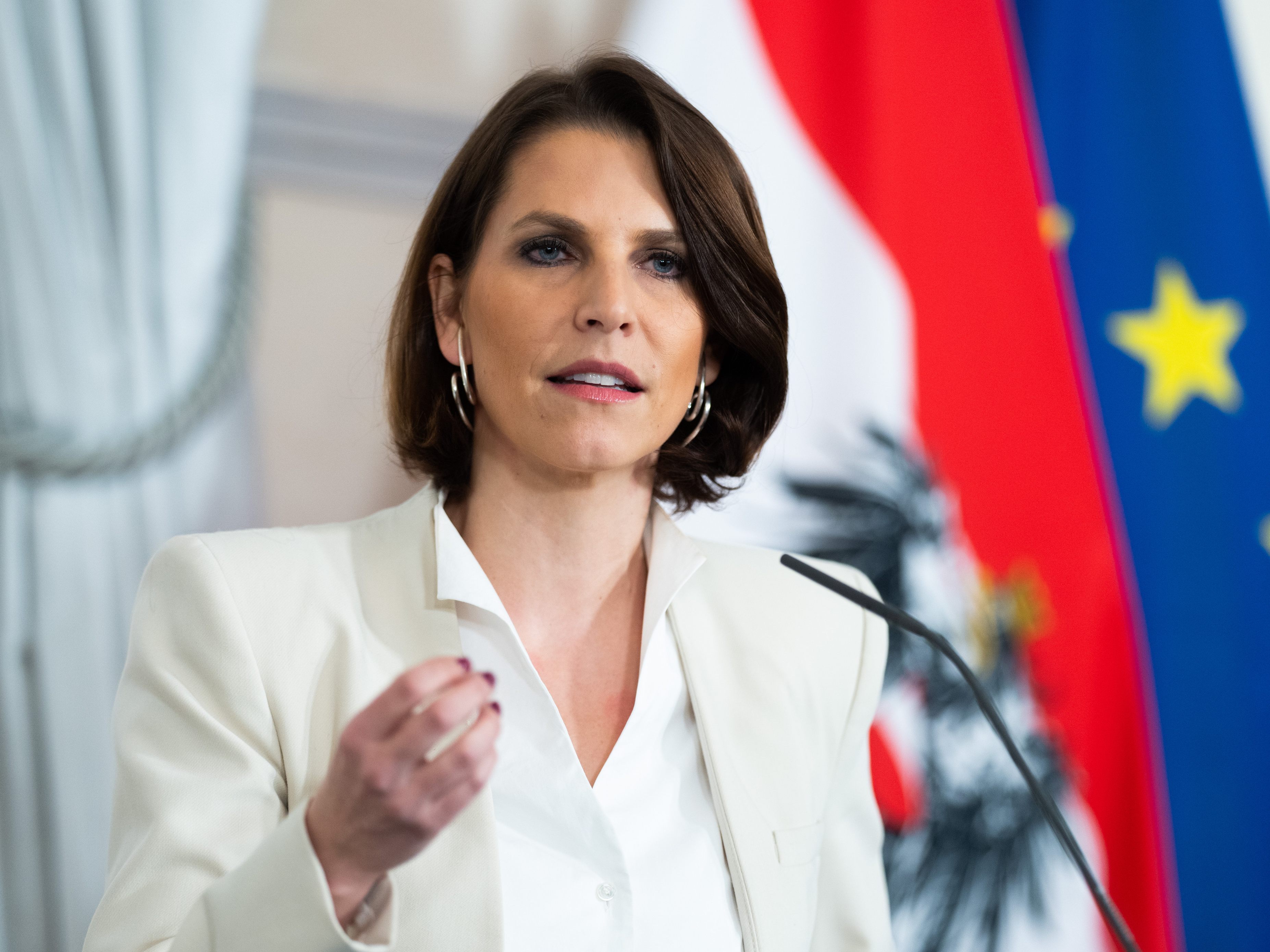 Europaministerin Karoline Edtstadler (ÖVP) verteidigt die Ausstellung der Einreiseerlaubnis für die russische Delegation zum OSZE-Treffen nach Wien. Europaministerin Karoline Edtstadler (ÖVP) verteidigt die Ausstellung der Einreiseerlaubnis für die russische Delegation zum OSZE-Treffen nach Wien.