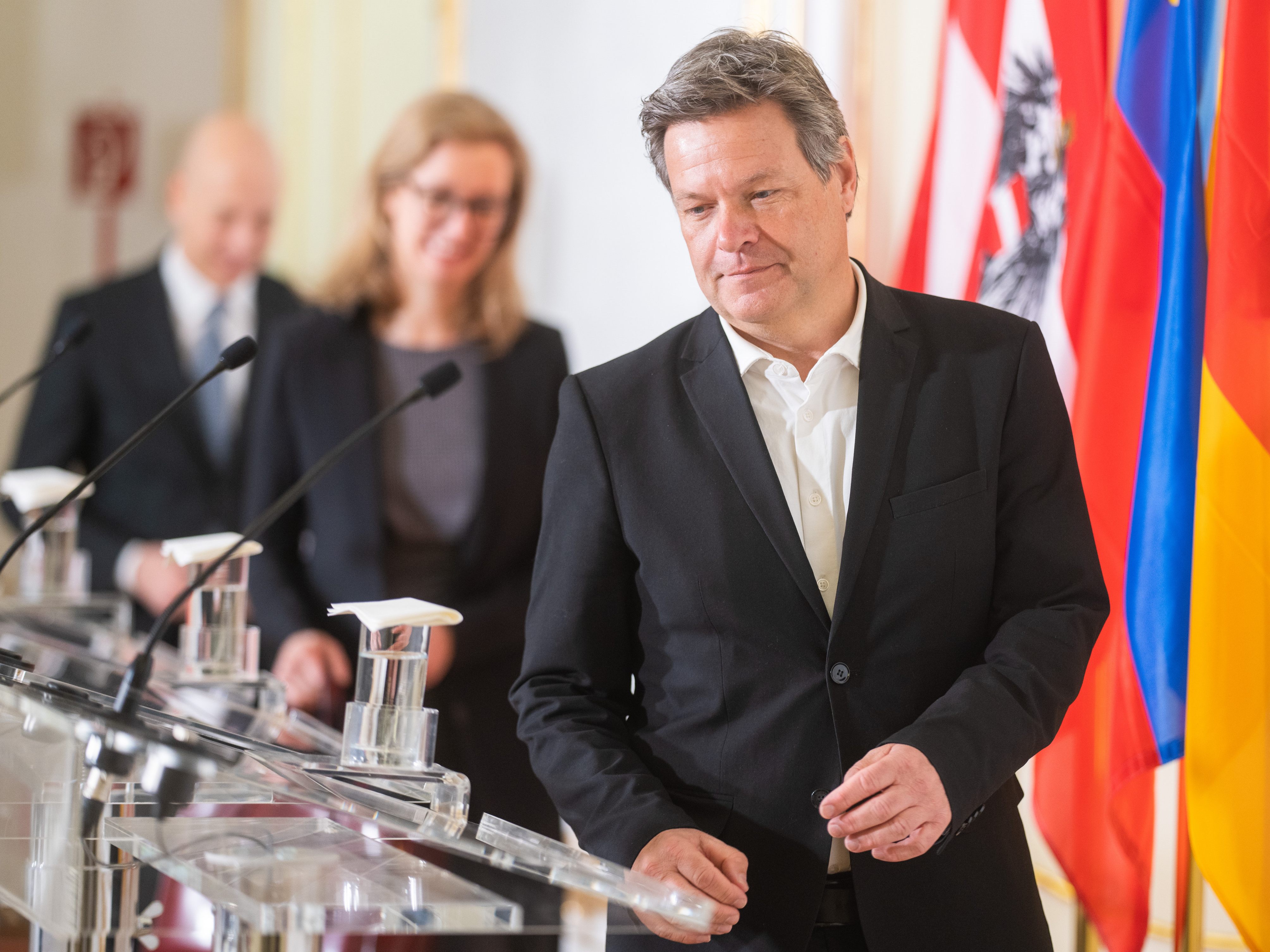 Habeck vor Gewessler und Kocher. Habeck vor Gewessler und Kocher.
