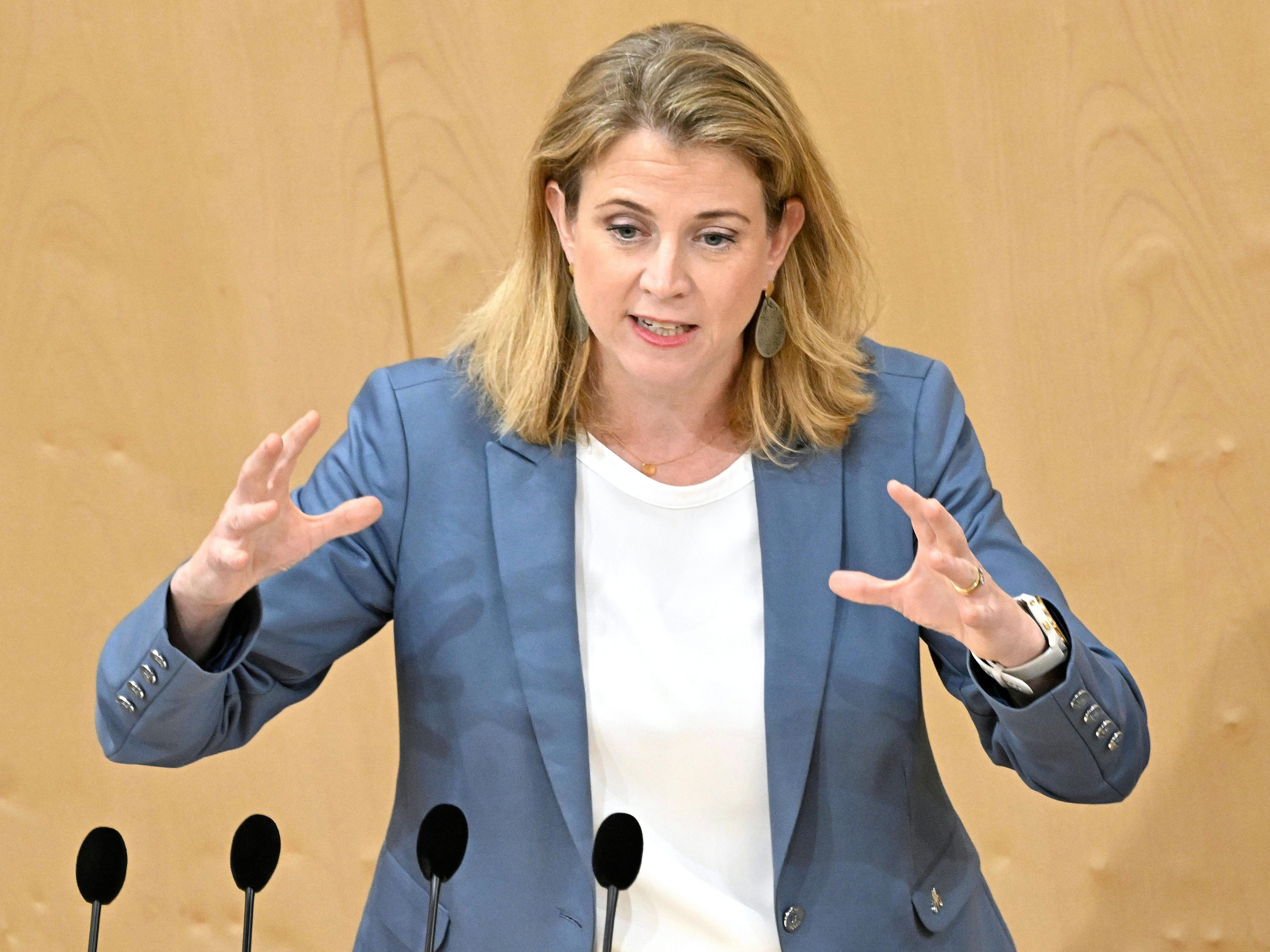 NEOS-Chefin Meinl-Reisinger wirft Kanzler Nehammer Führungsschwäche vor. NEOS-Chefin Meinl-Reisinger wirft Kanzler Nehammer Führungsschwäche vor.