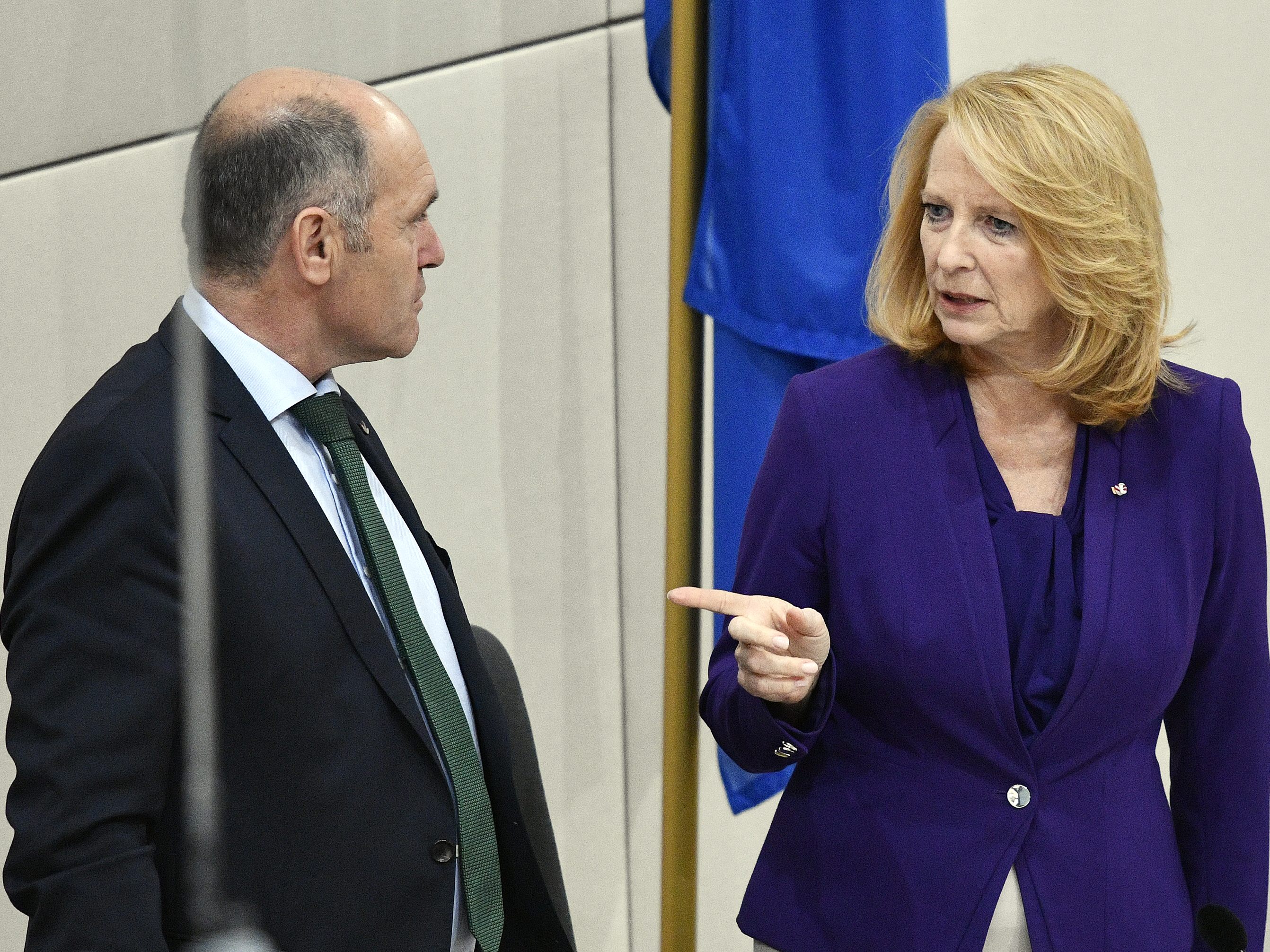 Doris Bures kritisiert Wolfgang Sobotka. Doris Bures kritisiert Wolfgang Sobotka.