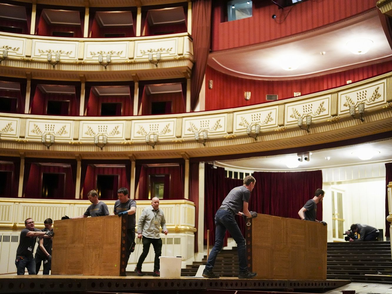 Die Wiener Staatsoper wird für den Opernball umgebaut.